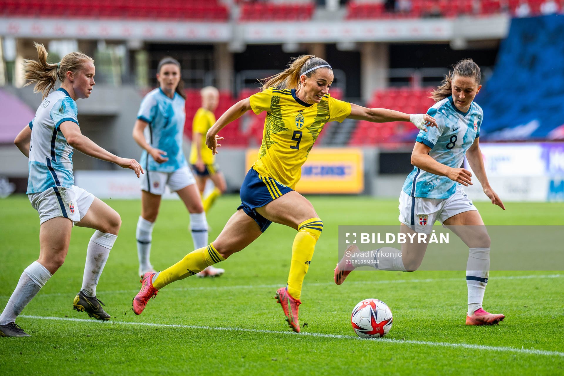 Kosovare Asllani of Sweden and Vilde Bøe Risa of Norway