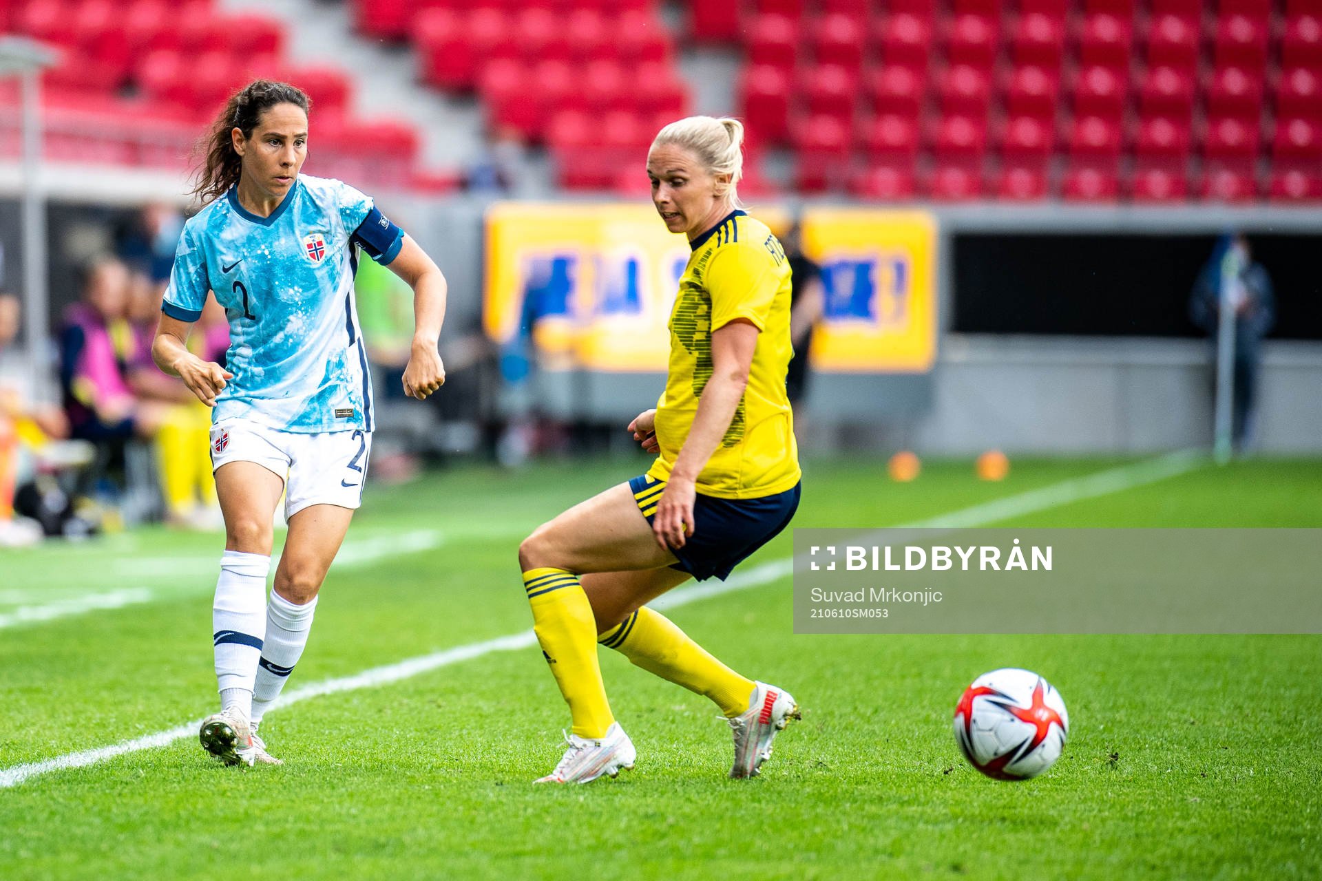 Ingrid Moe Wold of Norway and Jonna Andersson of Sweden