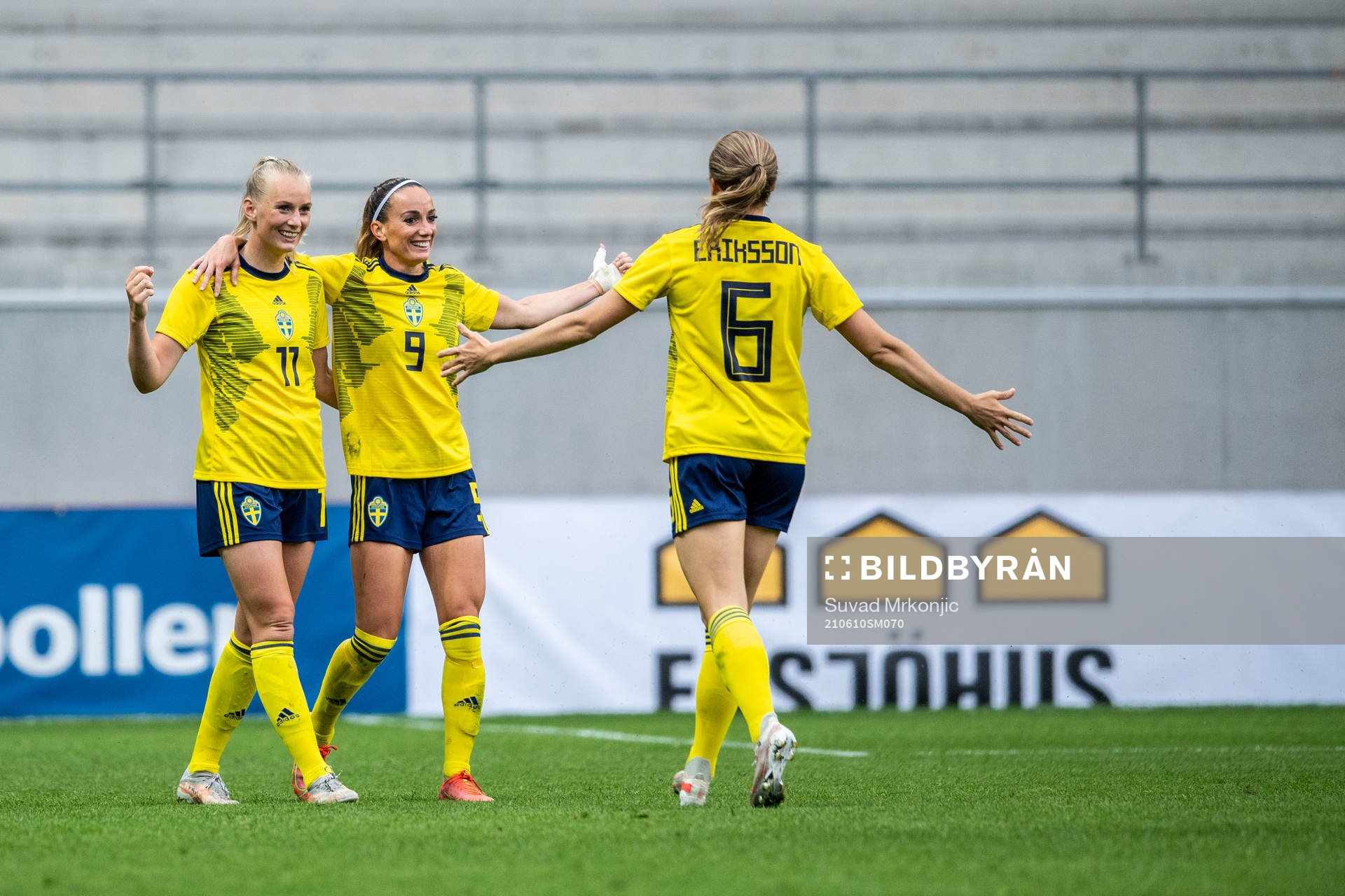 Stina Blackstenius of Sweden celebrates 1-0 with Magdalena