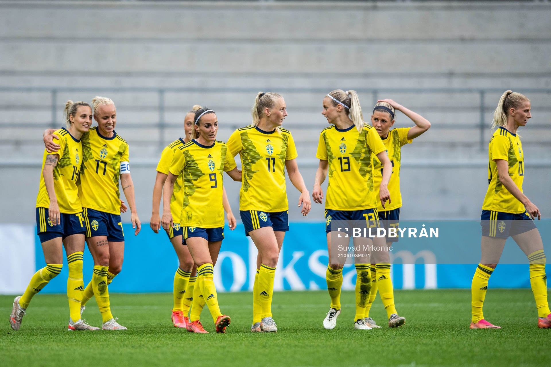 Stina Blackstenius of Sweden celebrates 1-0 with teammates