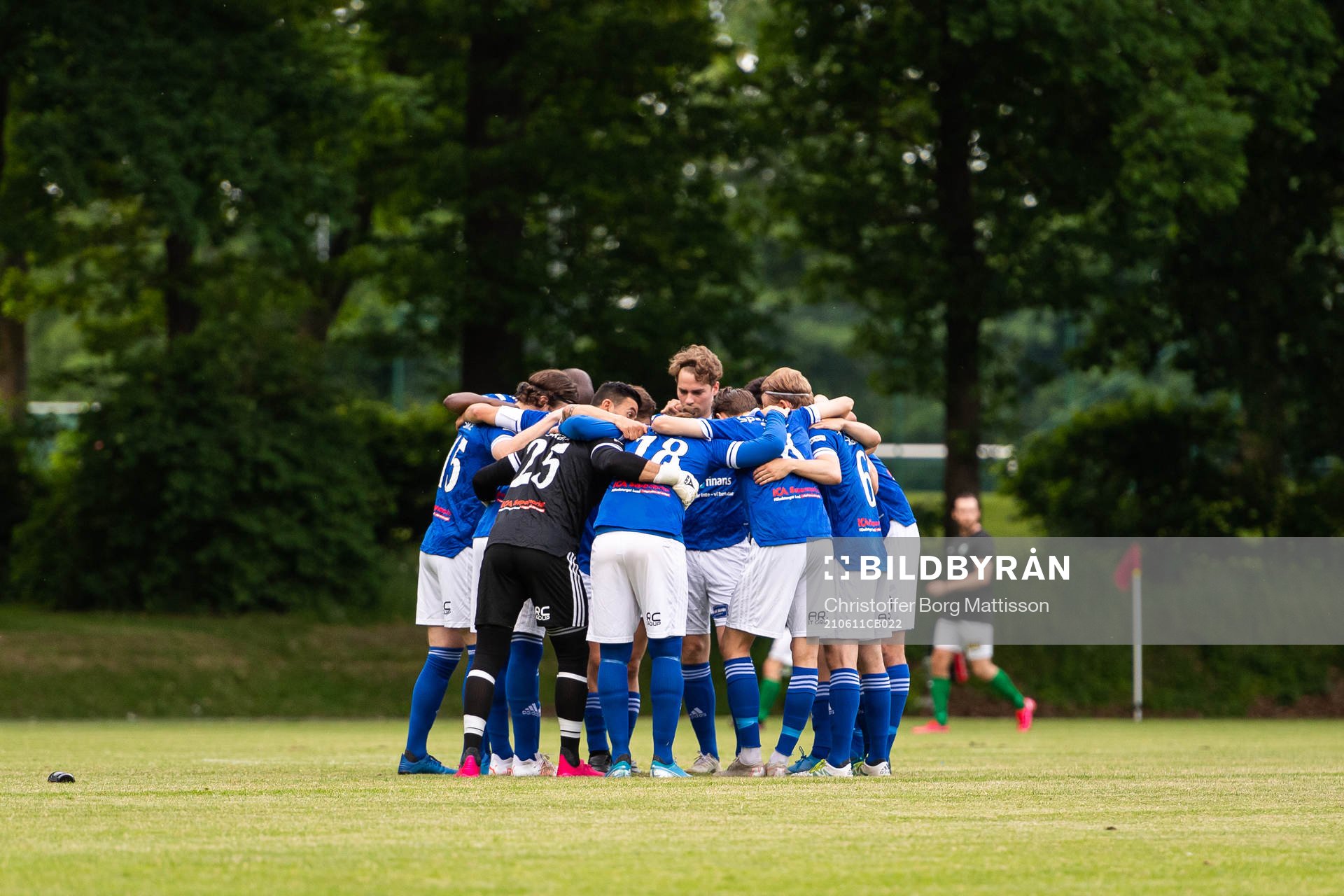 Lunds SKs spelare samlas inför fotbollsmatchen i Division 5 Sydvästra Skåne mellan Lunds SK och Lunds FF den 11 juni 2021 i Lund.