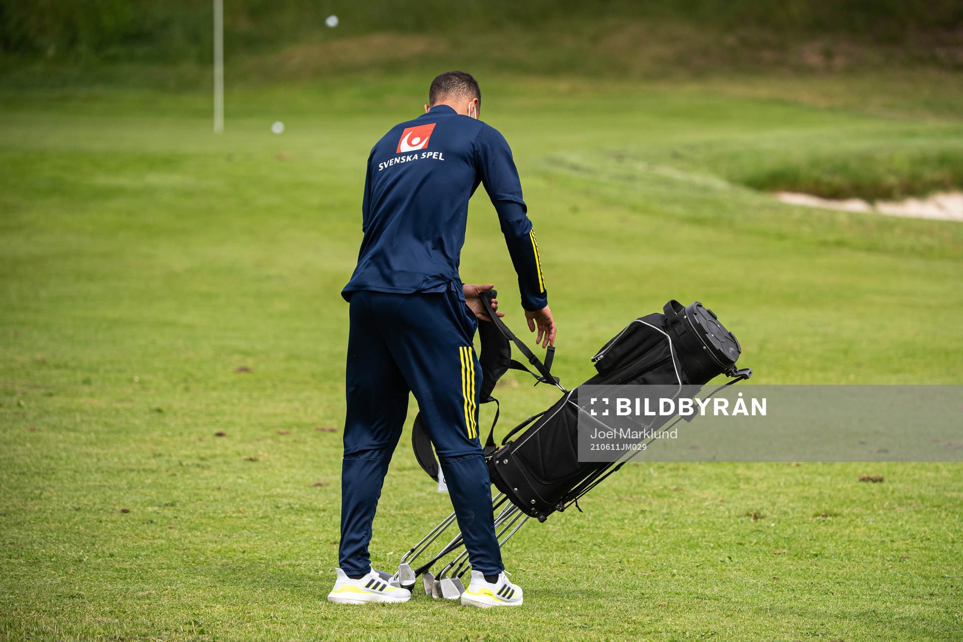 Robin Quaison of the Swedish national football team golfing