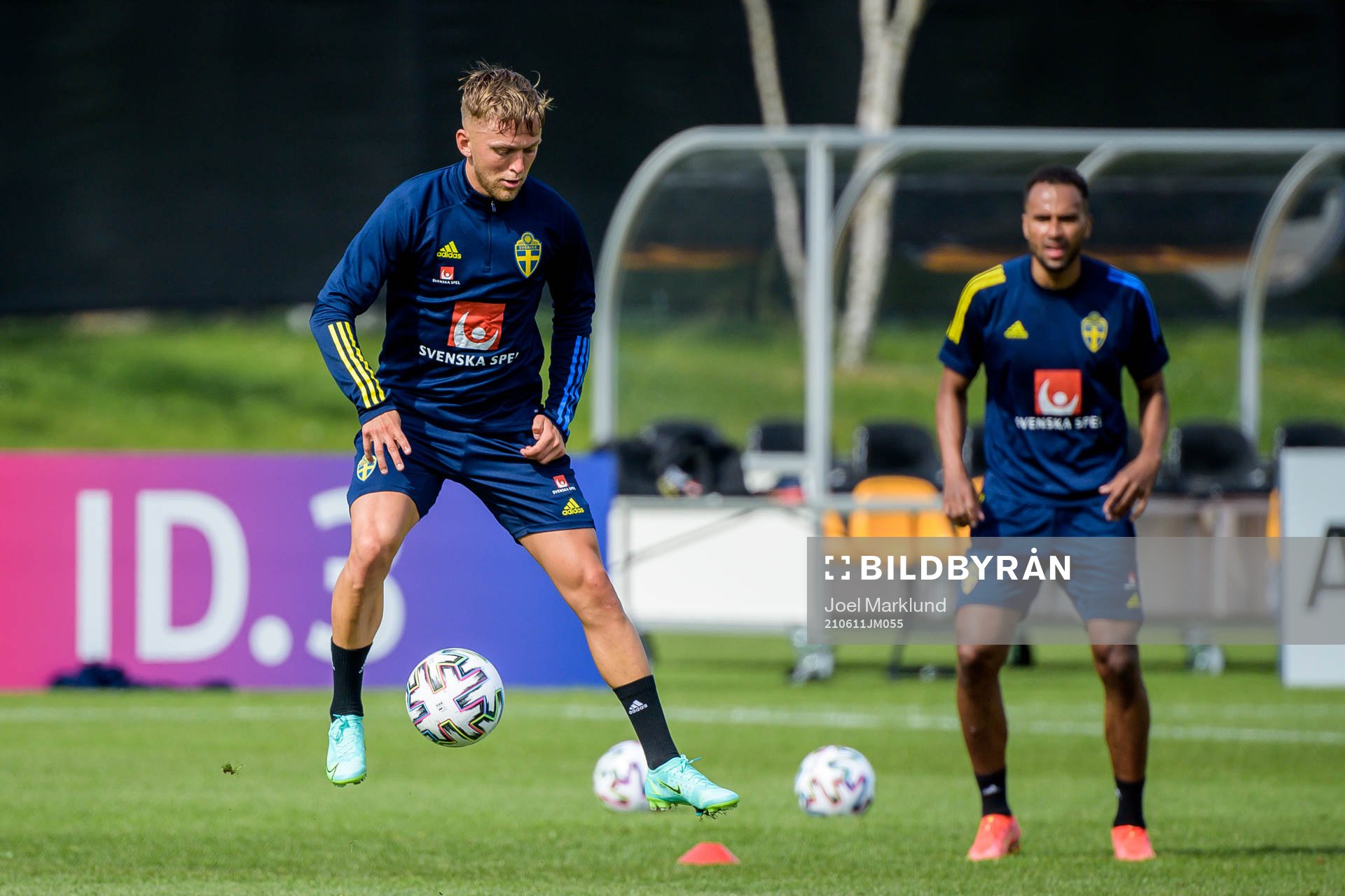 Jesper Karlsson and Isaac Kiese Thelin of the Swedish