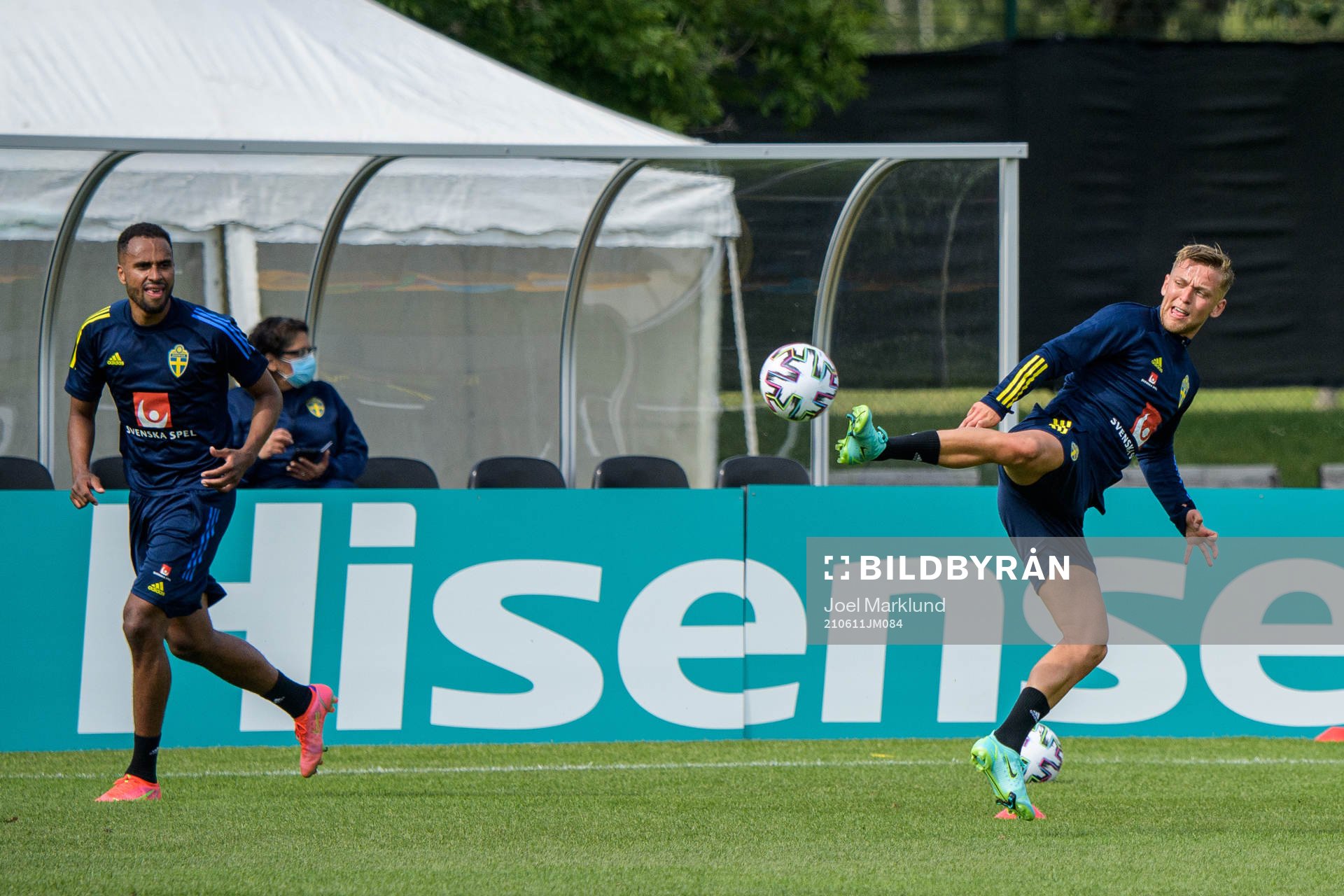 Isaac Kiese Thelin and Jesper Karlsson of the Swedish