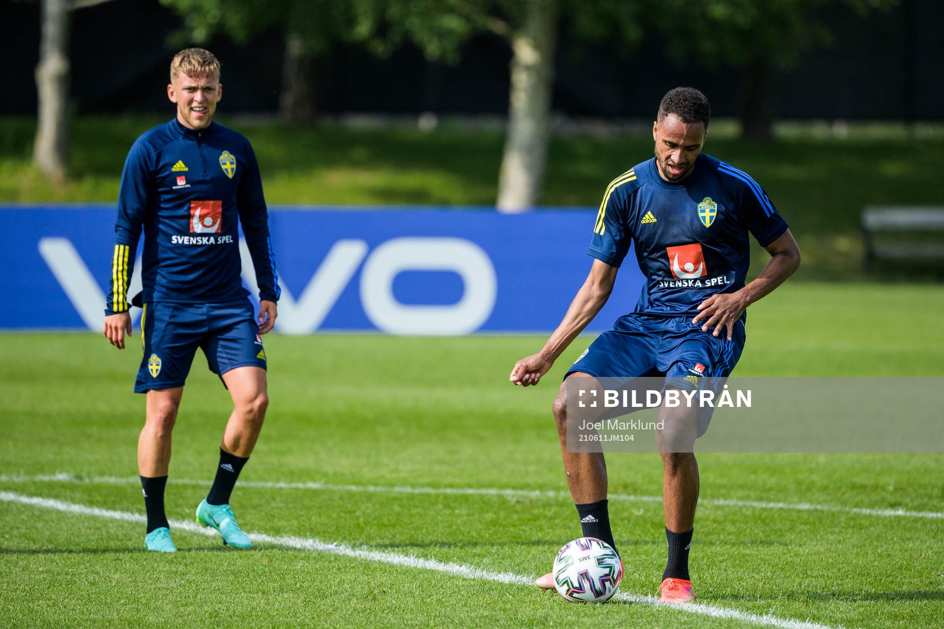 Jesper Karlsson and Isaac Kiese Thelin of the Swedish