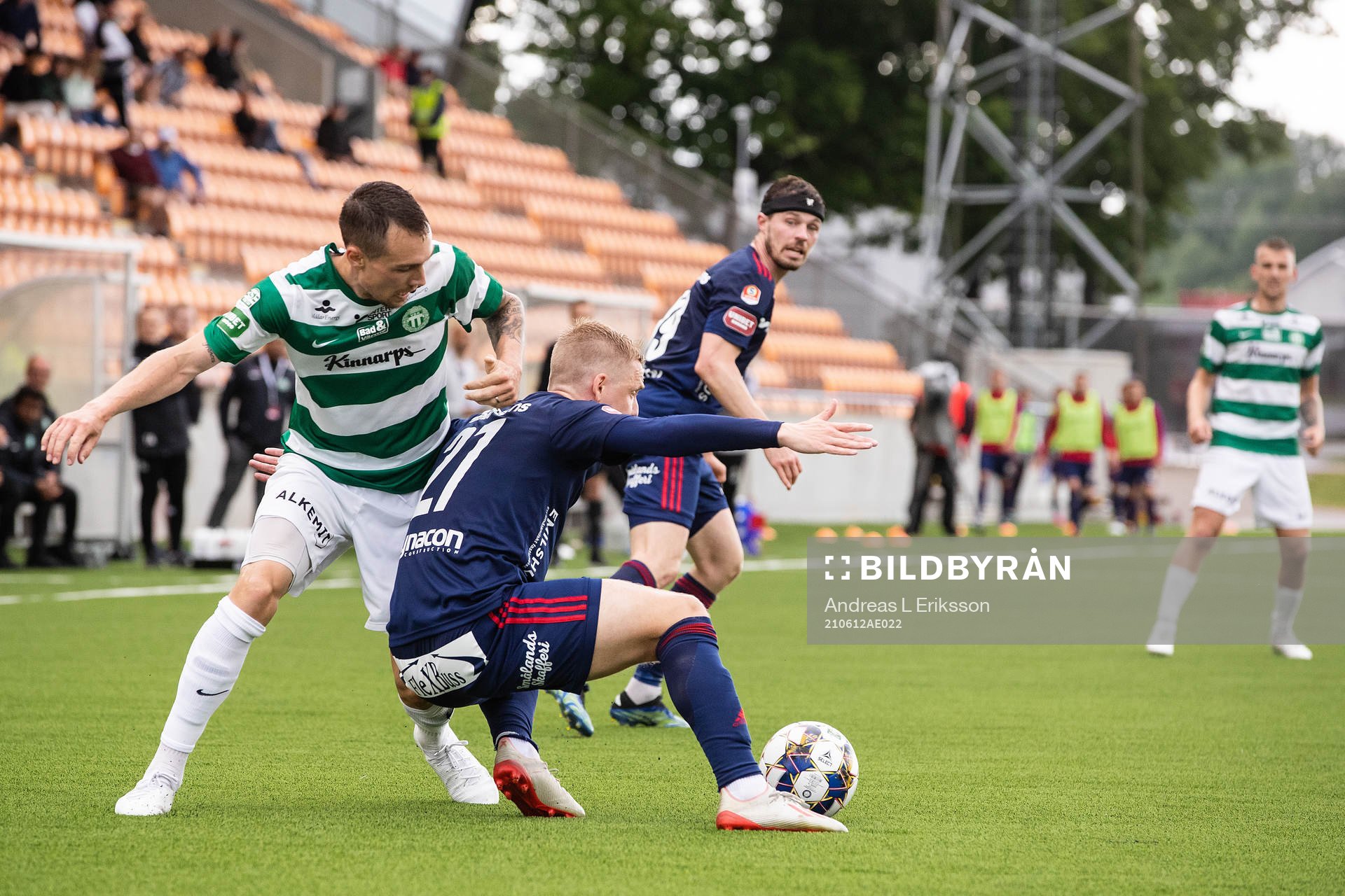Västerås Filip Tronét och Östers Billy Nordström under fotbollsmatchen i Superettan mellan Västerås SK och Öster den 12 juni 2021 i Västerås.