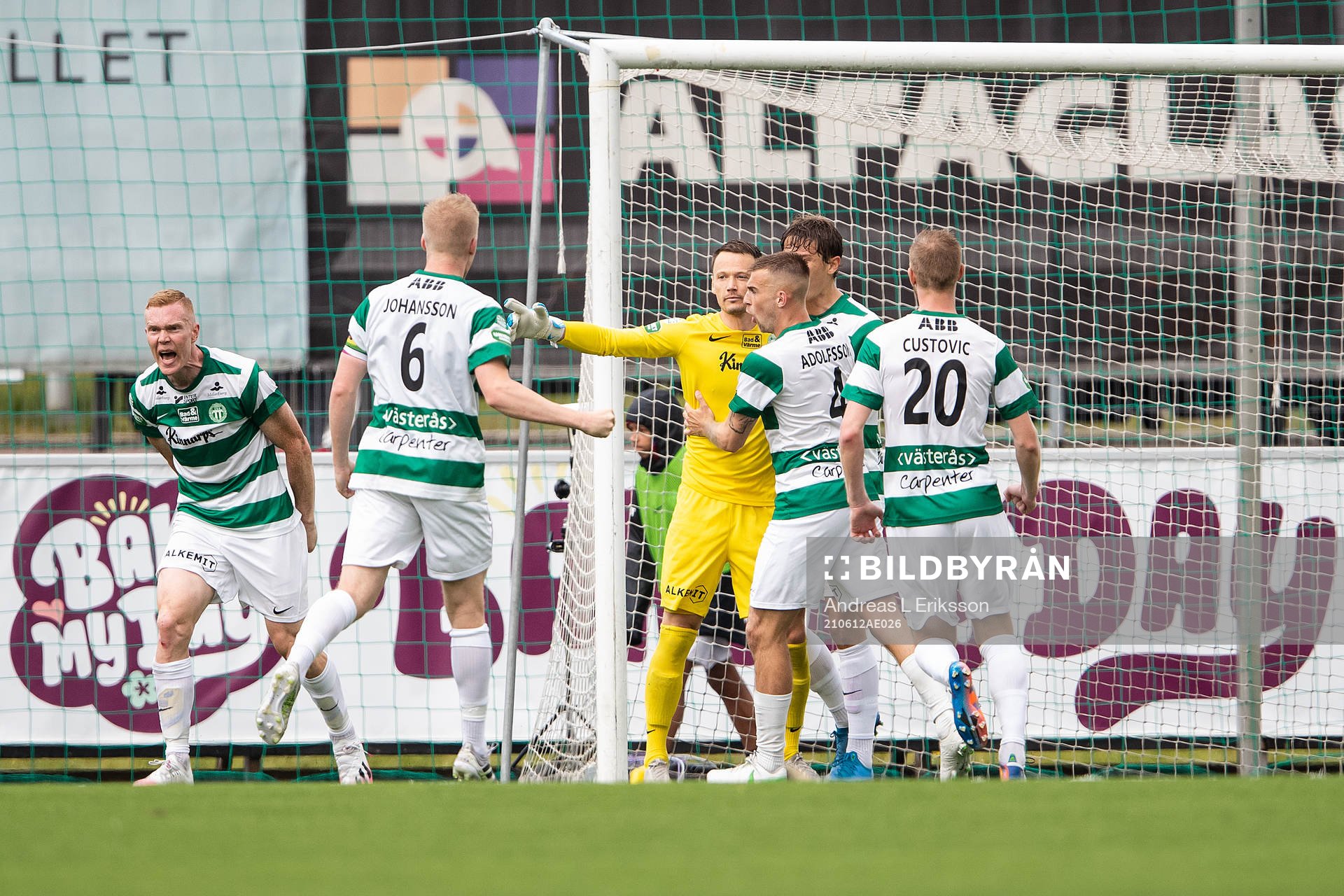 Västerås målvakt Anton Fagerström jublar