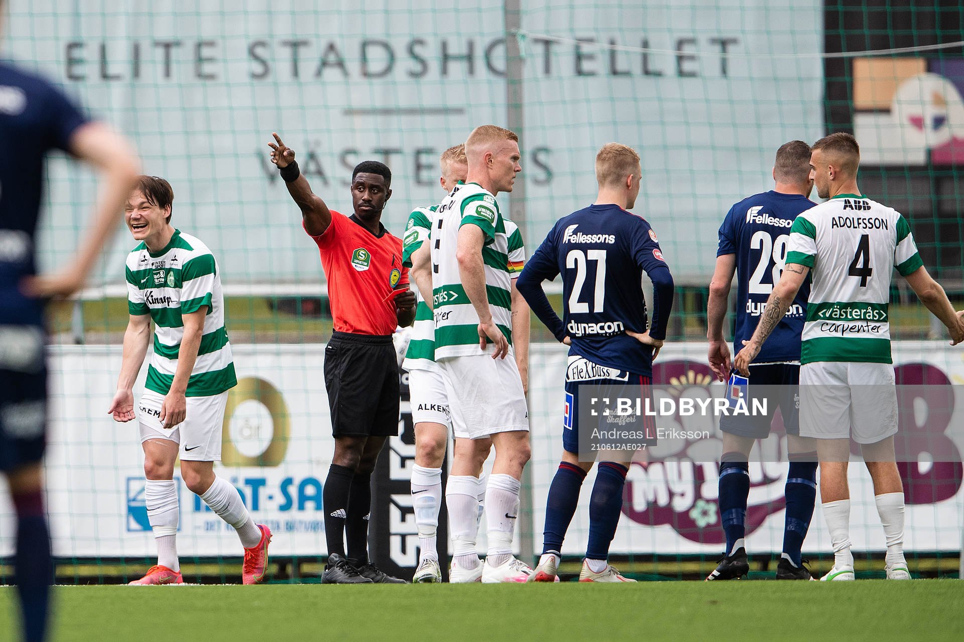 Västerås Filip Almström Tähti tilldelas ett rött kort