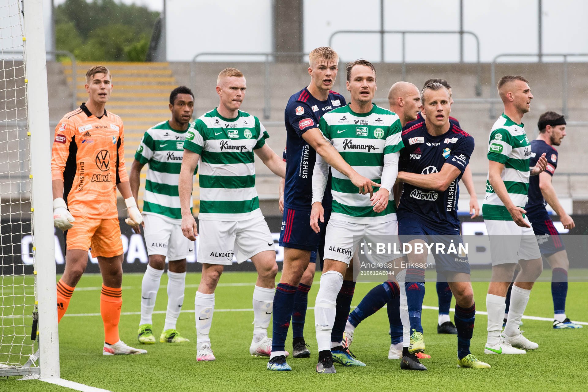 Västerås och Östers spelare gör sig redo för en hörna