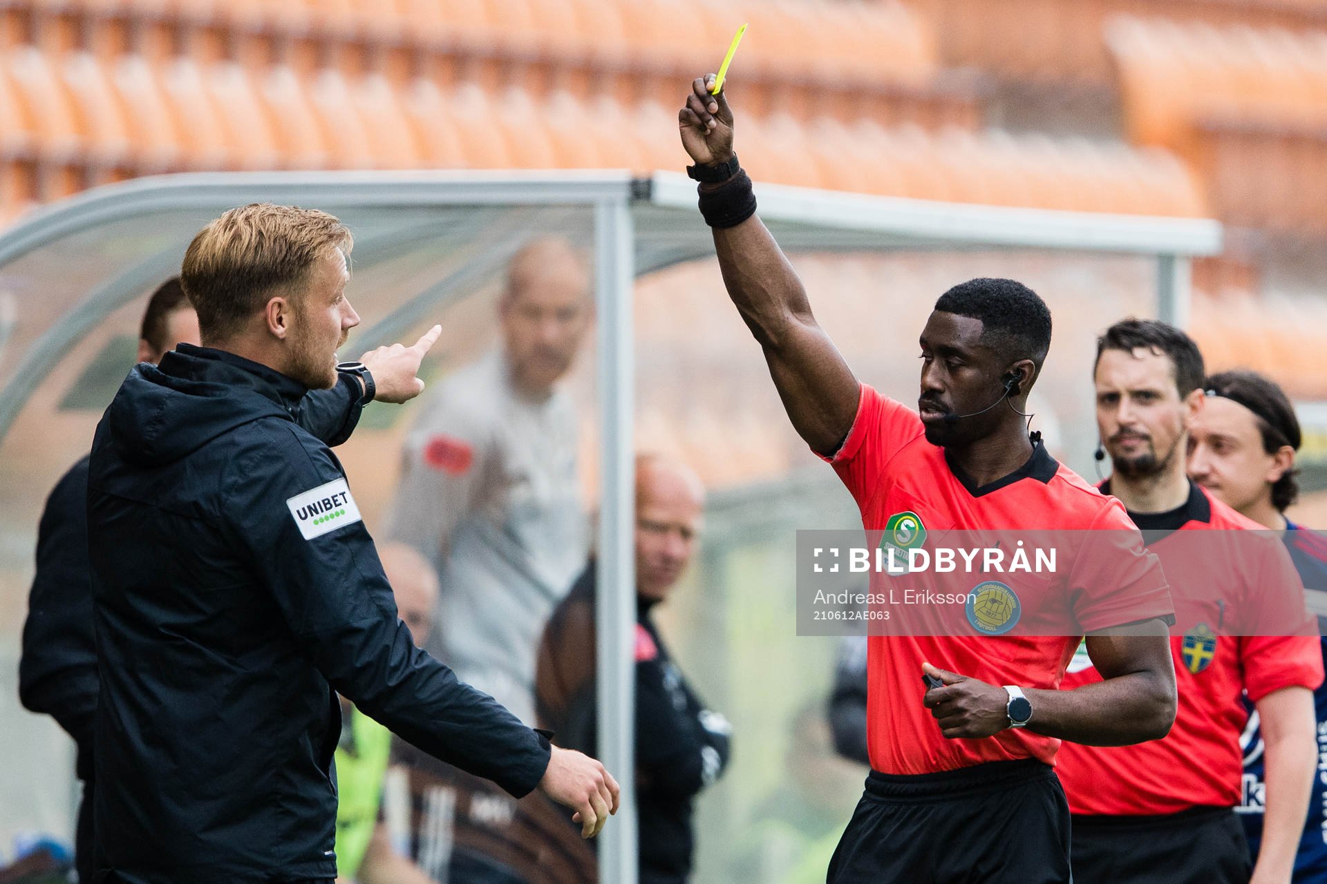 Domare Fredrik Oppong ger Västerås målvaktstränare Erik