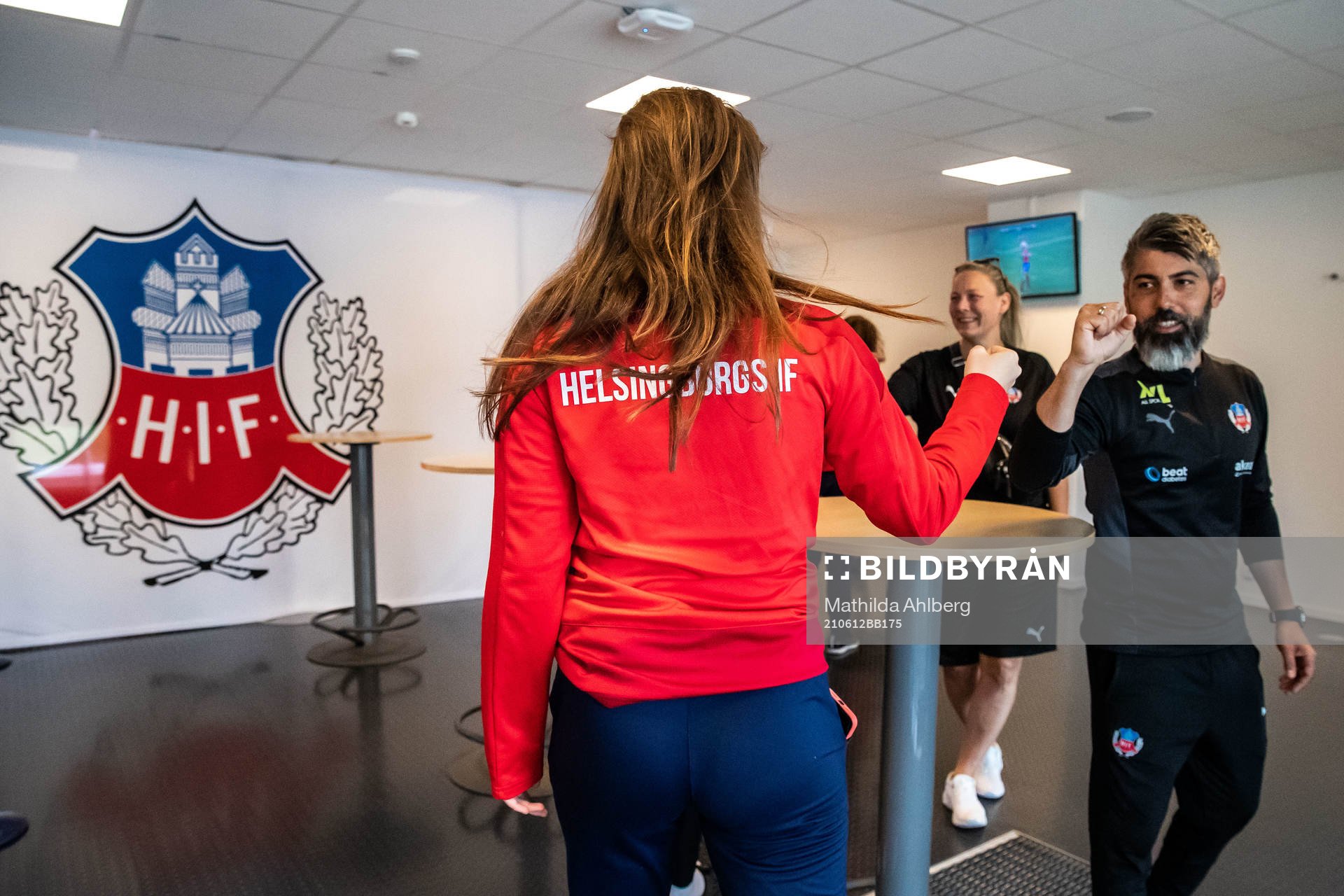 Helsingborgs spelare hälsar på assisterande tränare