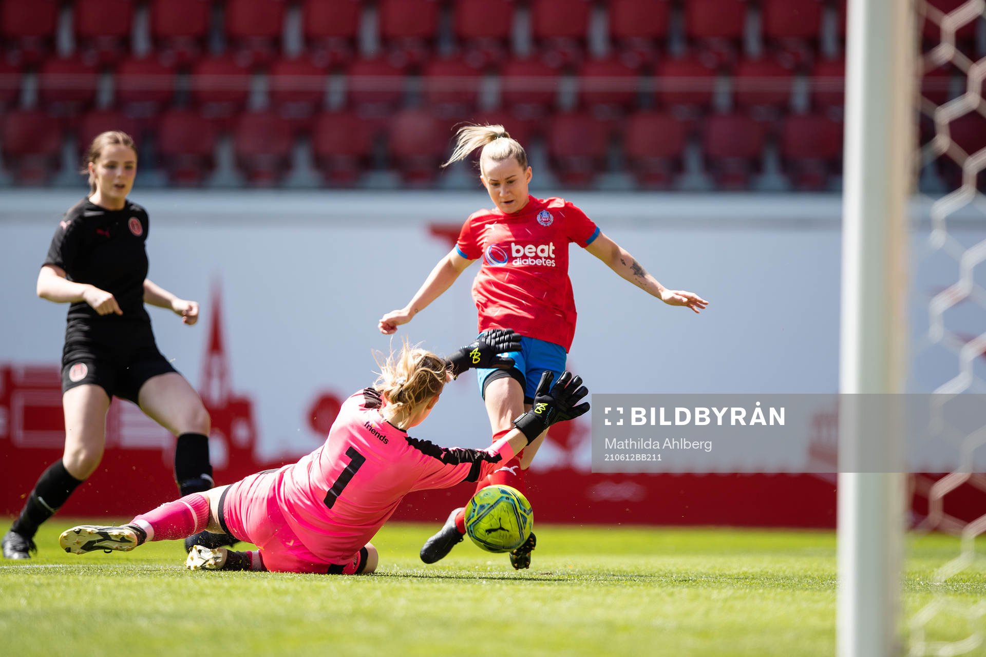 Hittarps målvakt Frida Memgård och Helsingborgs Sanna