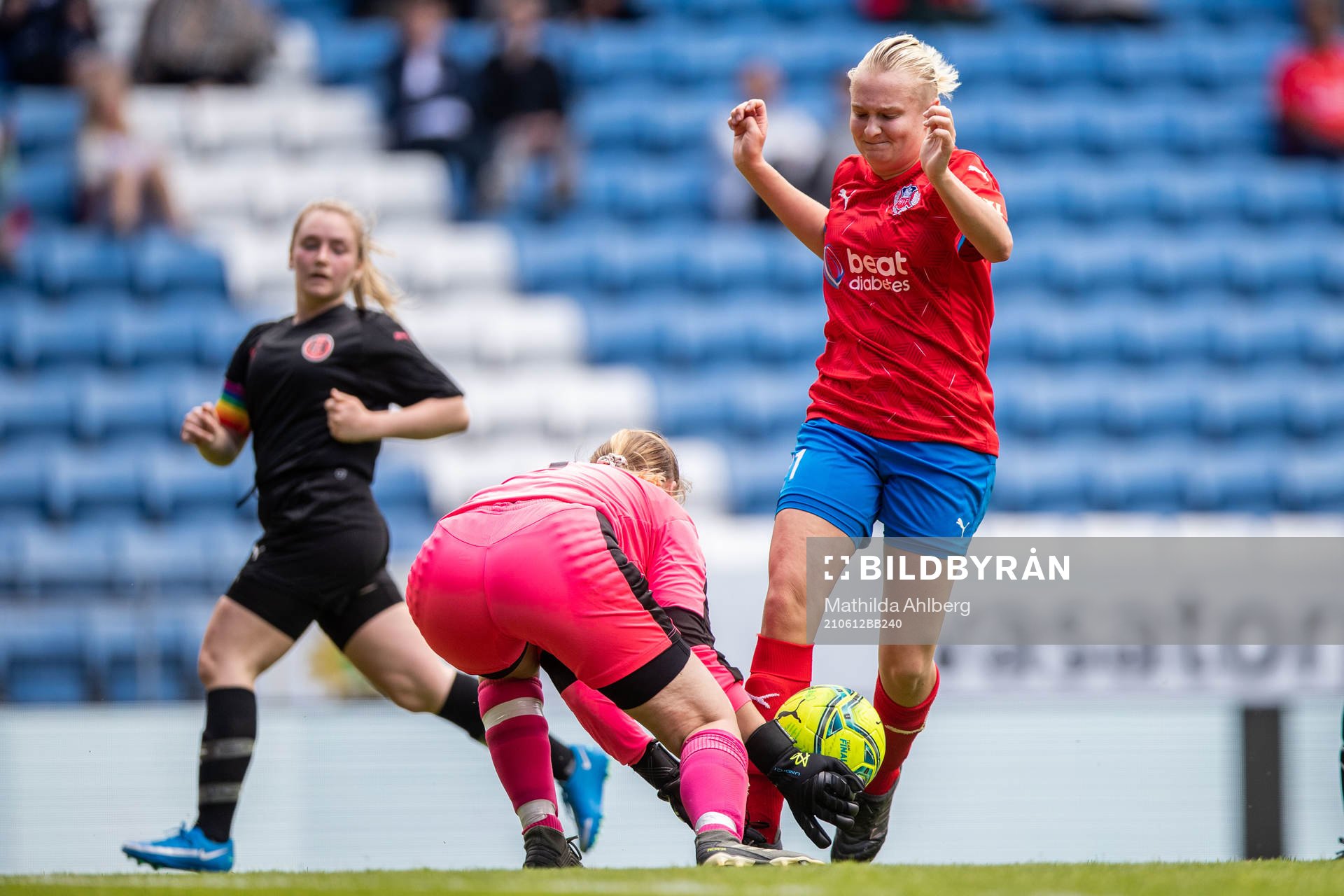 Hittarps målvakt Frida Memgård och Helsingborgs Maya