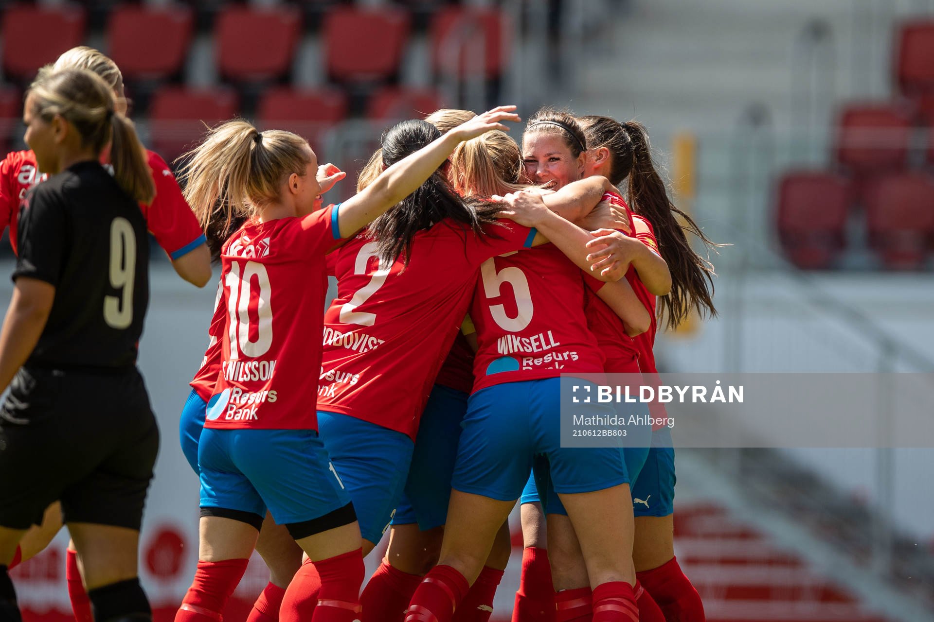 Helsingborgs Mia Westerblad jublar med lagkamrater efter 1-0 under fotbollsmatchen i division 4 västra mellan Helsingborg och Hittarp den 12 juni 2021 i Helsingborg.