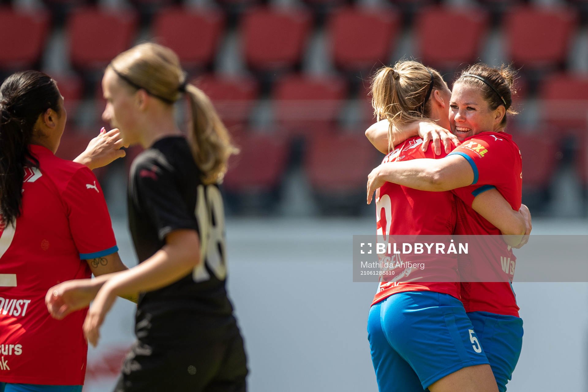 Helsingborgs Mia Westerblad jublar med Josefine Wiksell