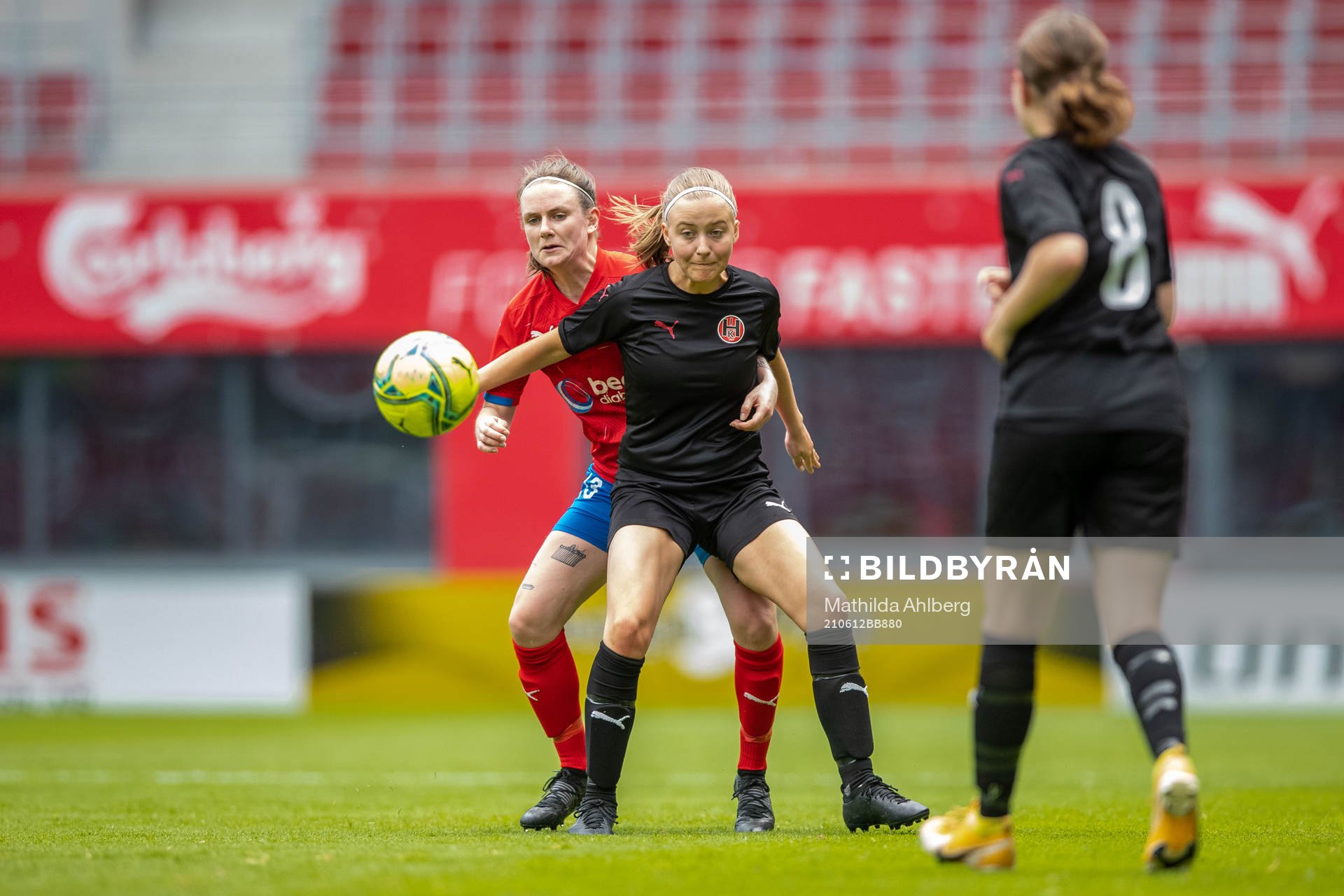 Helsingborgs Sofia Nilsson och Hittarps Ebba Bergström under fotbollsmatchen i division 4 västra mellan Helsingborg och Hittarp den 12 juni 2021 i Helsingborg.
