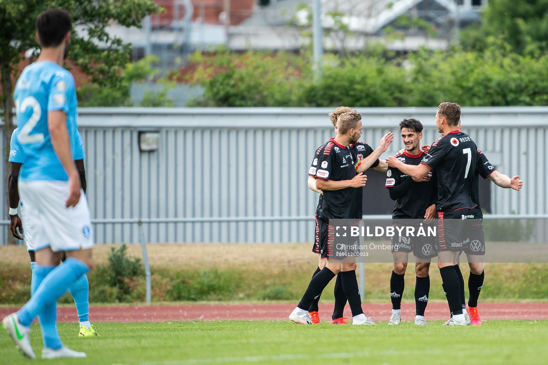 Kalmars Noah Shamoun jublar efter 0-1 under fotbollsmatchen i träningsmatchen mellan Malmö FF och Kalmar den 12 juni 2021 i Malmö. 