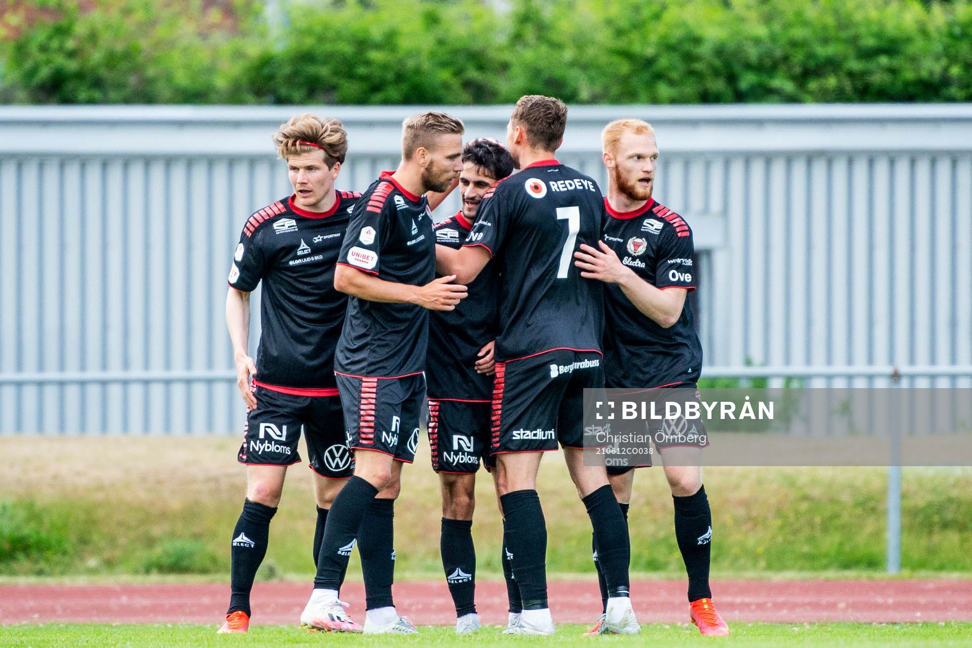 Kalmars Noah Shamoun gör 0-1 och jublar tillsammans med lagkamraterna under fotbollsmatchen i träningsmatchen mellan Malmö FF och Kalmar den 12 juni 2021 i Malmö.