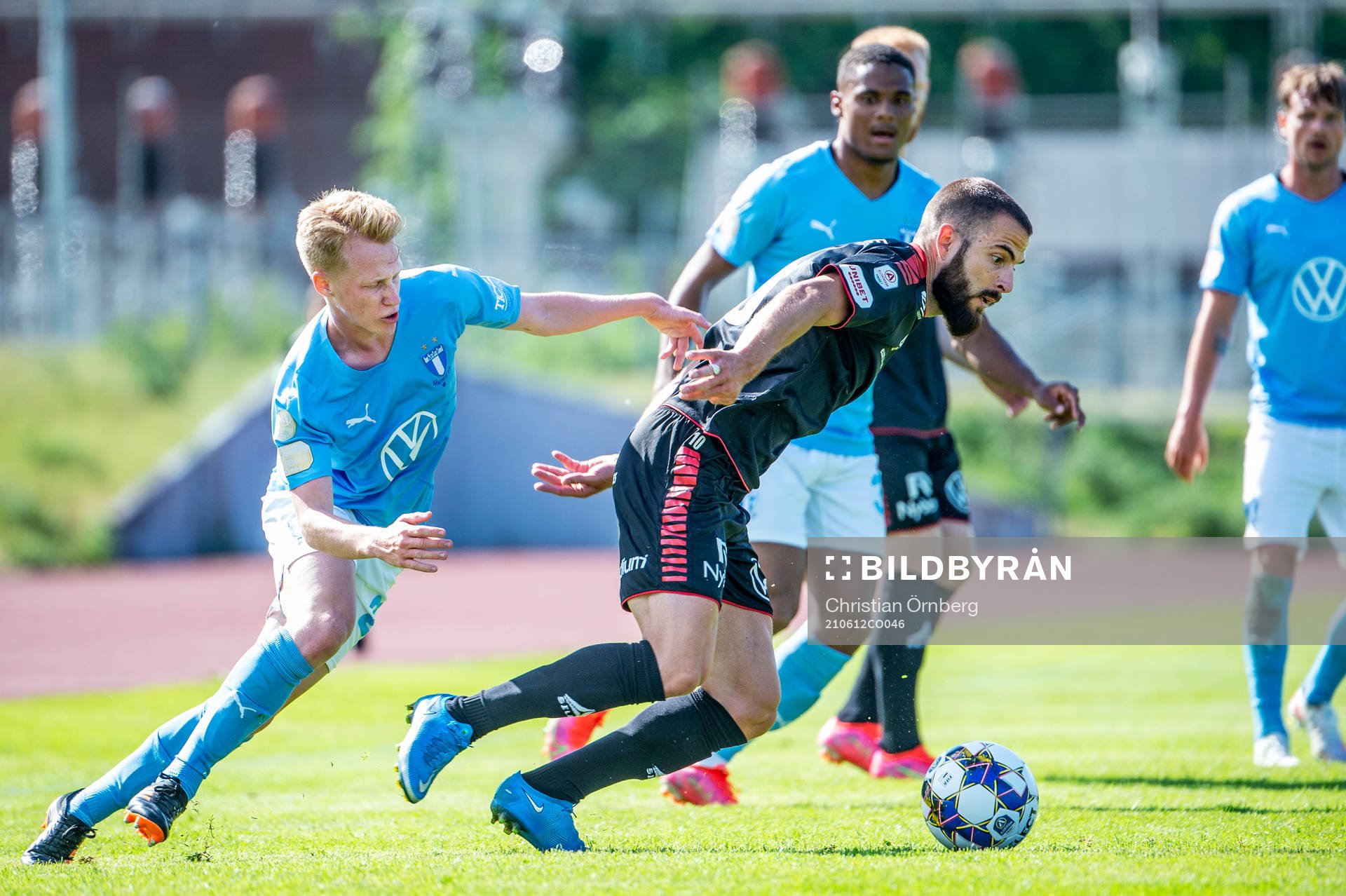 Malmö FFs David Edvardsson mot Kalmars Filip Sachpekidis