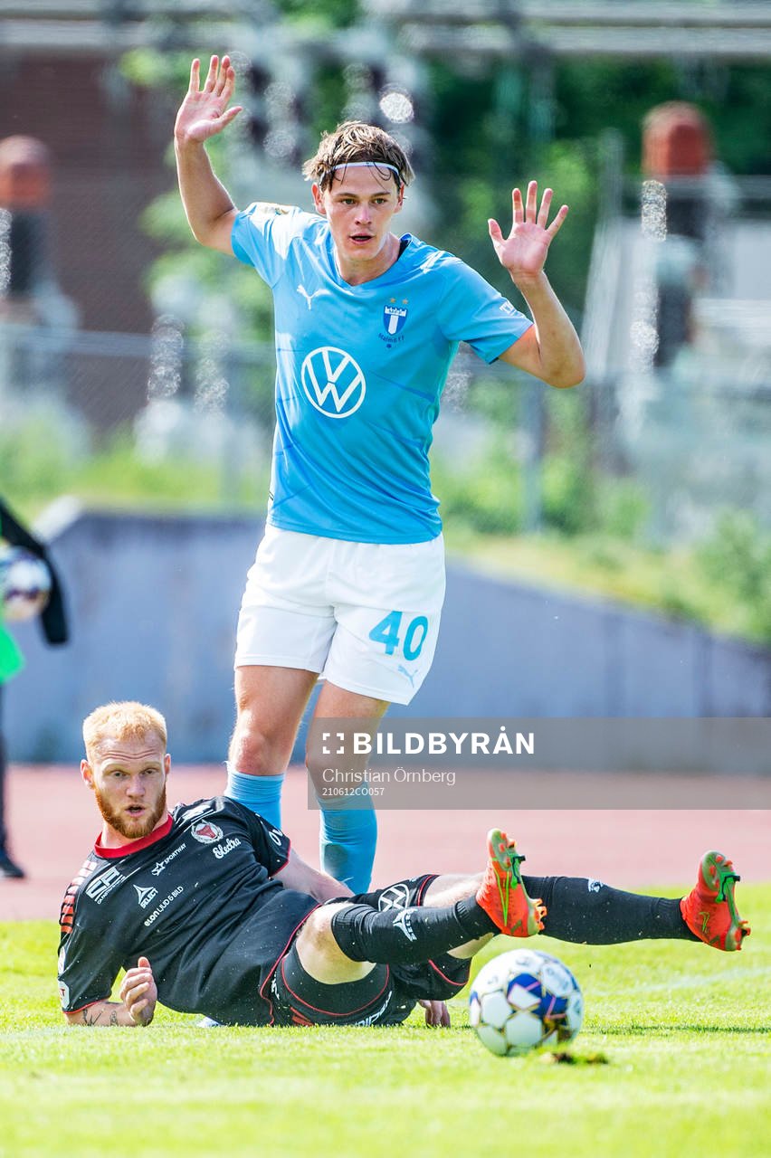 Malmö FFs Hugo Andersson mot Kalmars Nils Fröling