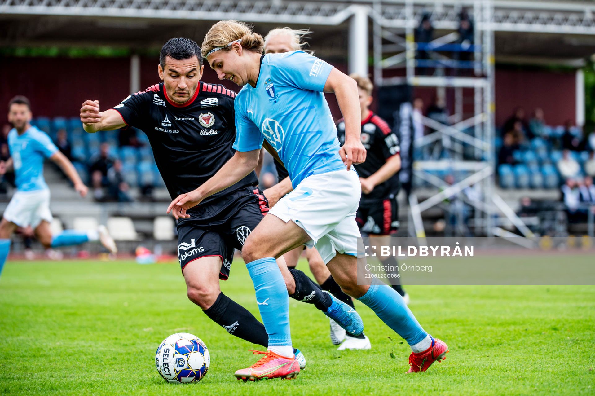 Malmö FFs Sebastian Nanasi mot Kalmars Emin Nouri