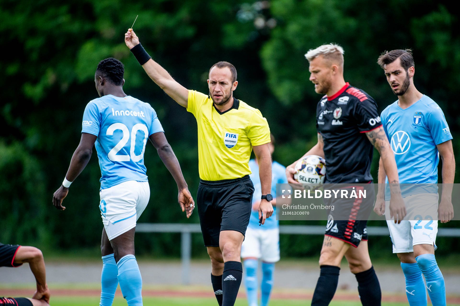 Domare Kaspar Sjöberg ger Malmö FFs Bonke Innocent gult