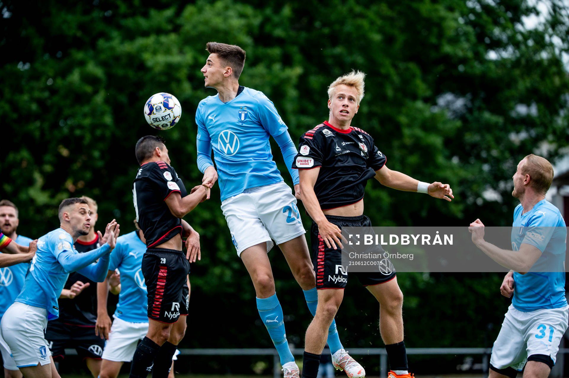 Malmö FFs Noah Eile mot Kalmars Romario Pereira Sipiao och