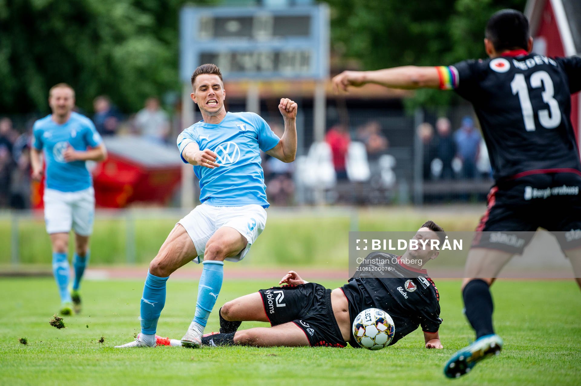 Malmö FFs Jonas Knudsen mot Kalmars Arton Podrimcaku och