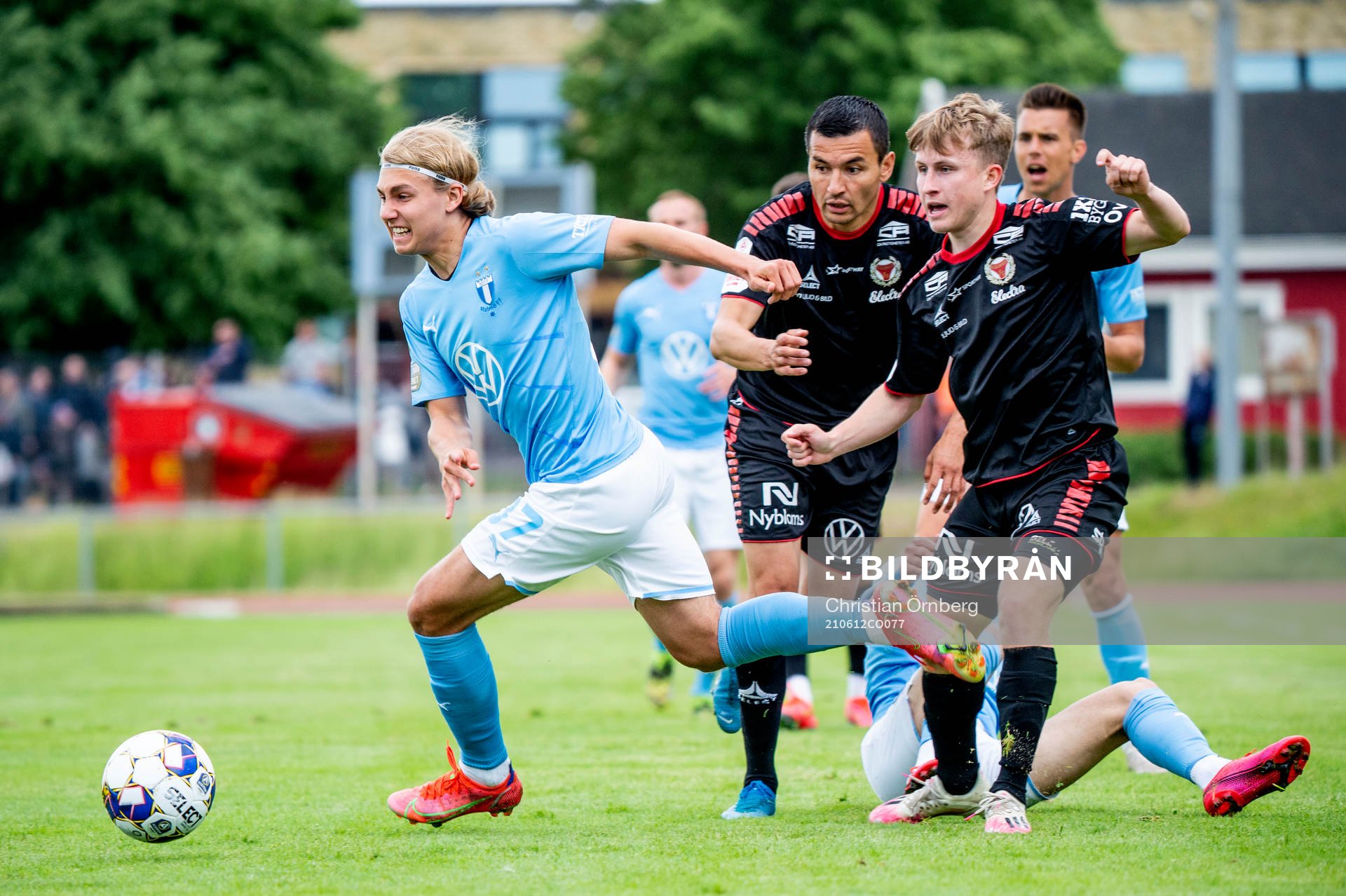 Malmö FFs Sebastian Nanasi mot Kalmars Emin Nouri och