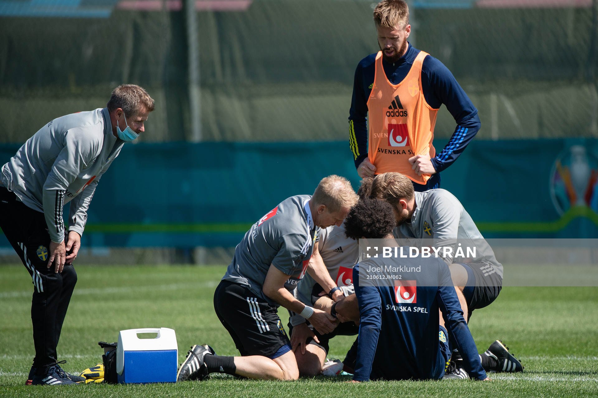 Jens Cajuste of the Swedish national football team receives