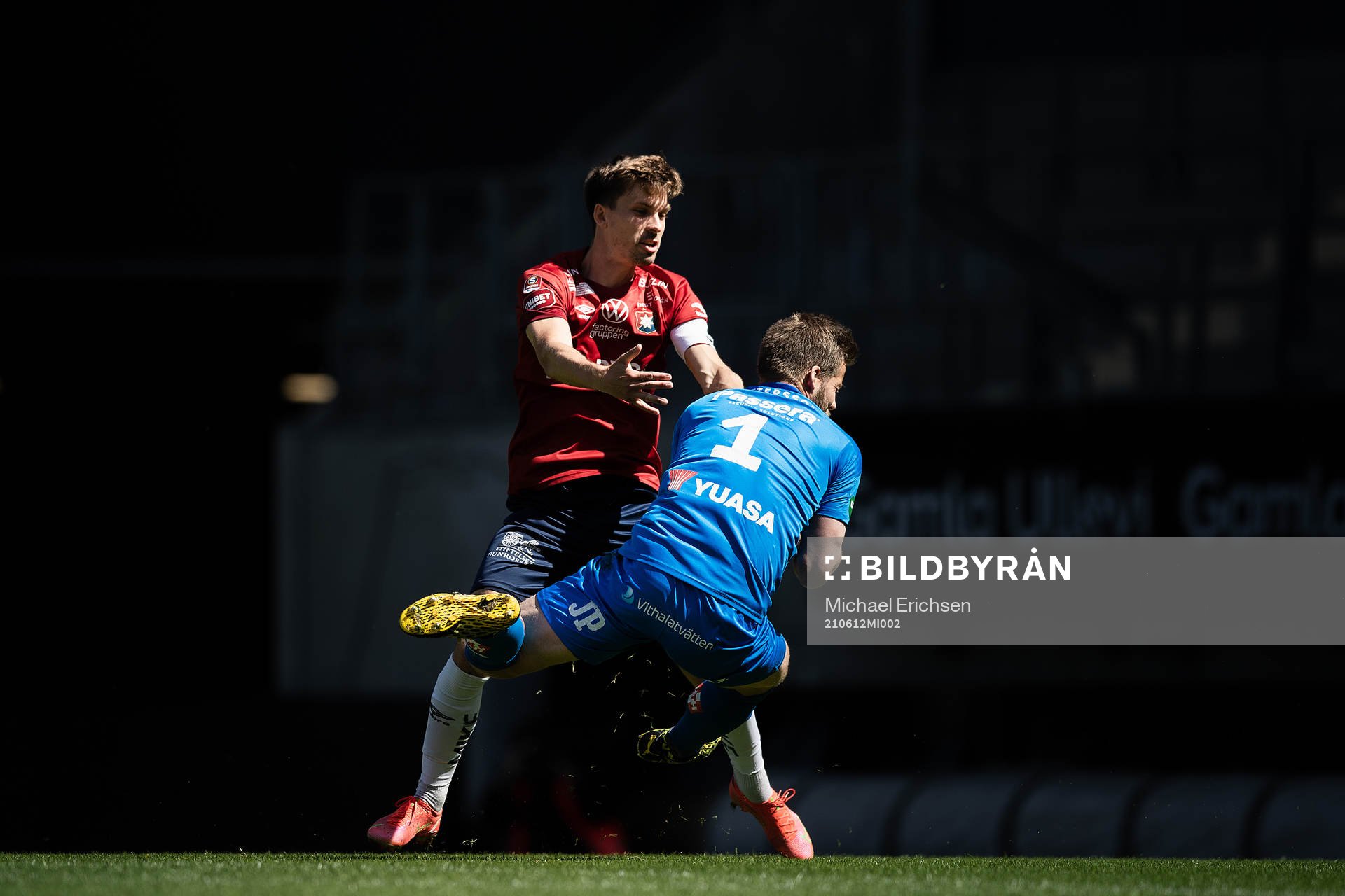 Örgrytes Daniel Paulson och Jönköpings målvakt Frank