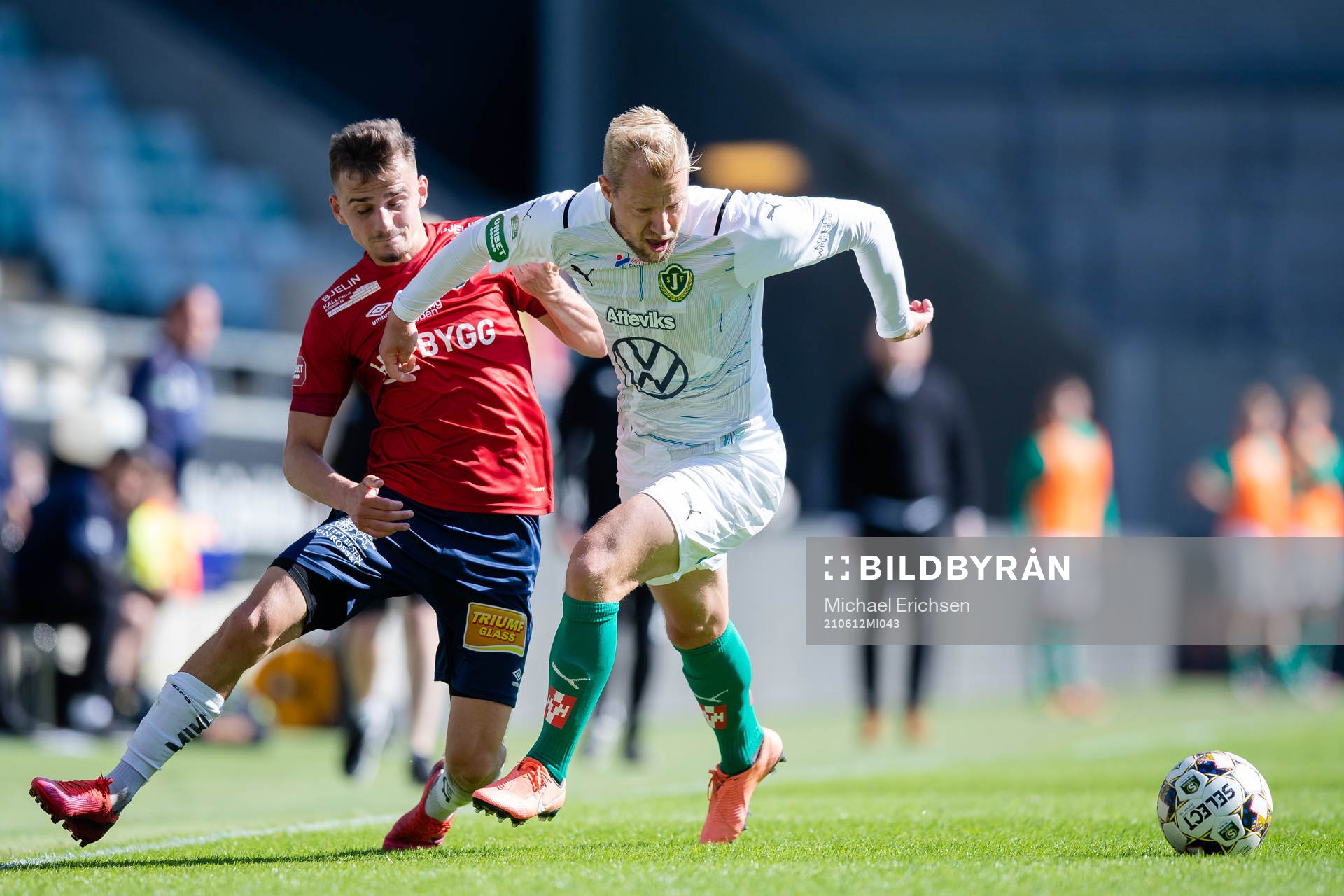Örgrytes Ajdin Zeljkovic i kamp med Jönköpings Sebastian Crona under fotbollsmatchen i Superettan mellan Örgryte och Jönköpings Södra den 12 juni 2021 i Göteborg.