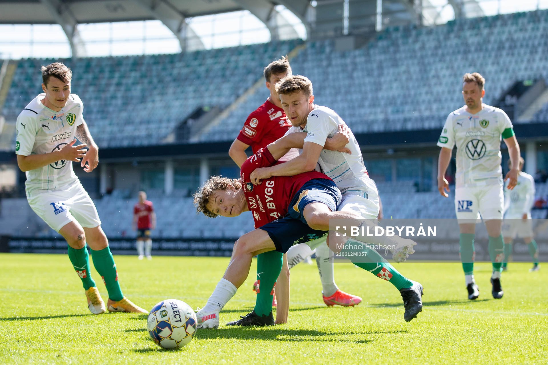 Örgrytes Herman Sjögrell och Jönköpings Daniel Strandsäter under fotbollsmatchen i Superettan mellan Örgryte och Jönköpings Södra den 12 juni 2021 i Göteborg.