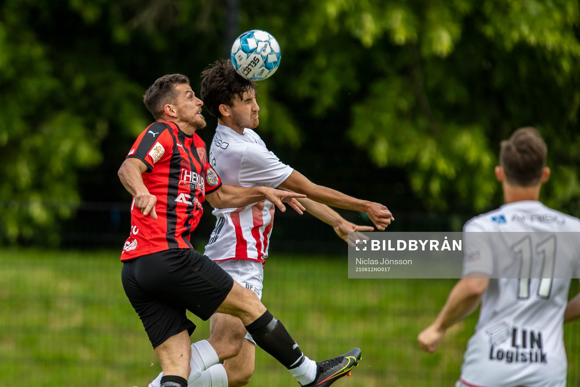 Besas Adnan Ramadani och Åkarps Simon Hilpold
