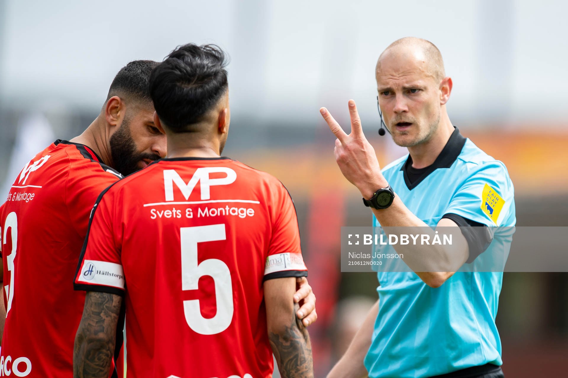 Domare Jonas Erlandsson i diskution med BesasJasser Al Saadi