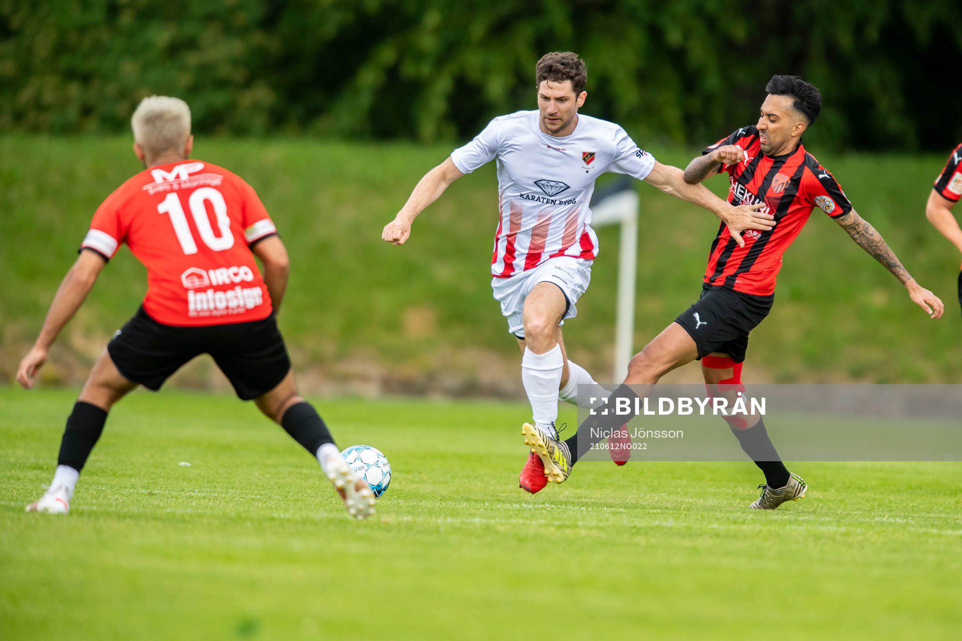 Åkarps Robert Medvegy ikamp med Besas Jasser Al Saadi under fotbollsmatchen i Division 3 södra mellan FK Besa och Åkarp den 12 juni 2021 i Landskrona.