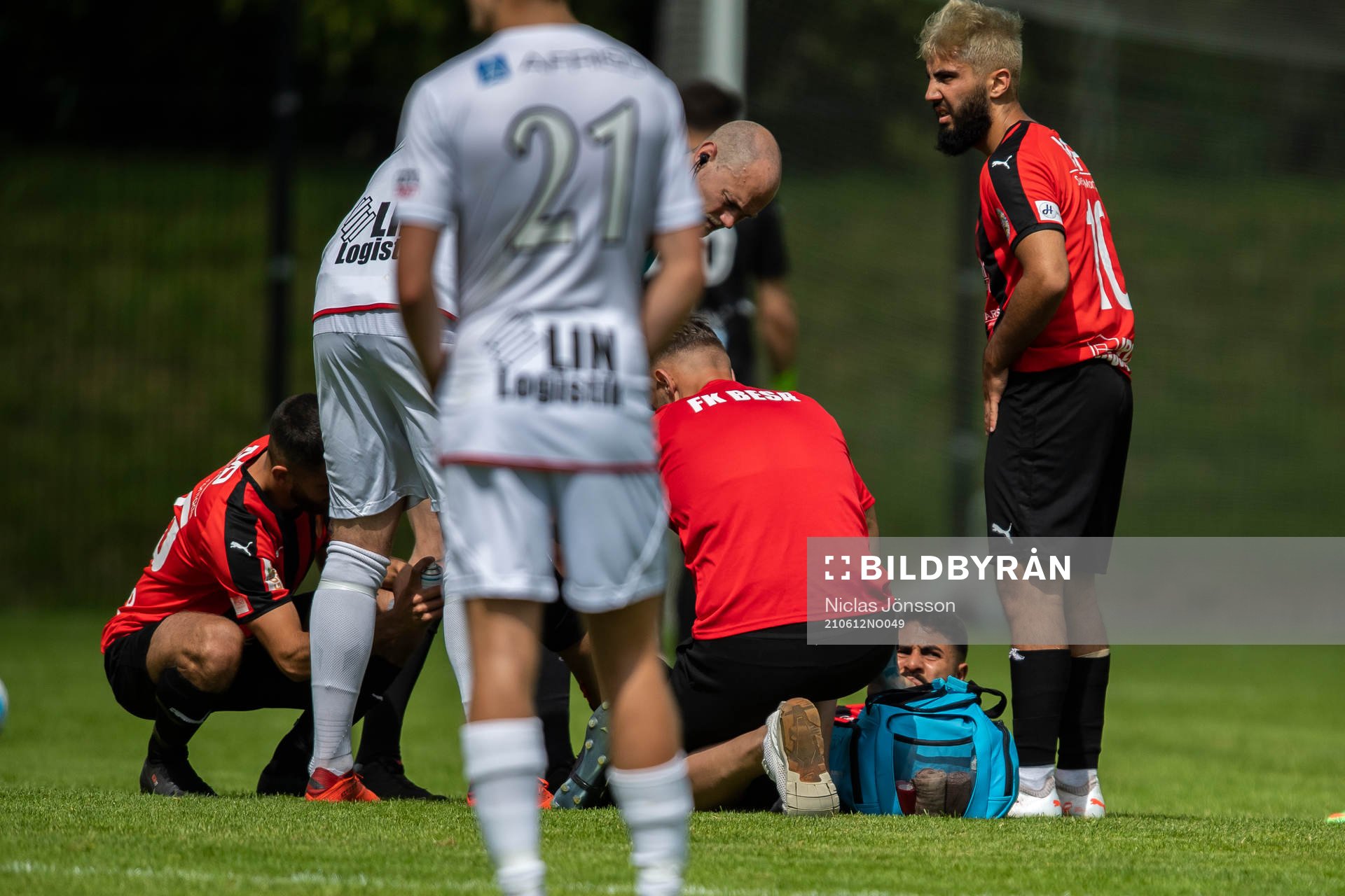 Besas Jones Mahjoub får behandling på planen under fotbollsmatchen i Division 3 södra mellan FK Besa och Åkarp den 12 juni 2021 i Landskrona.