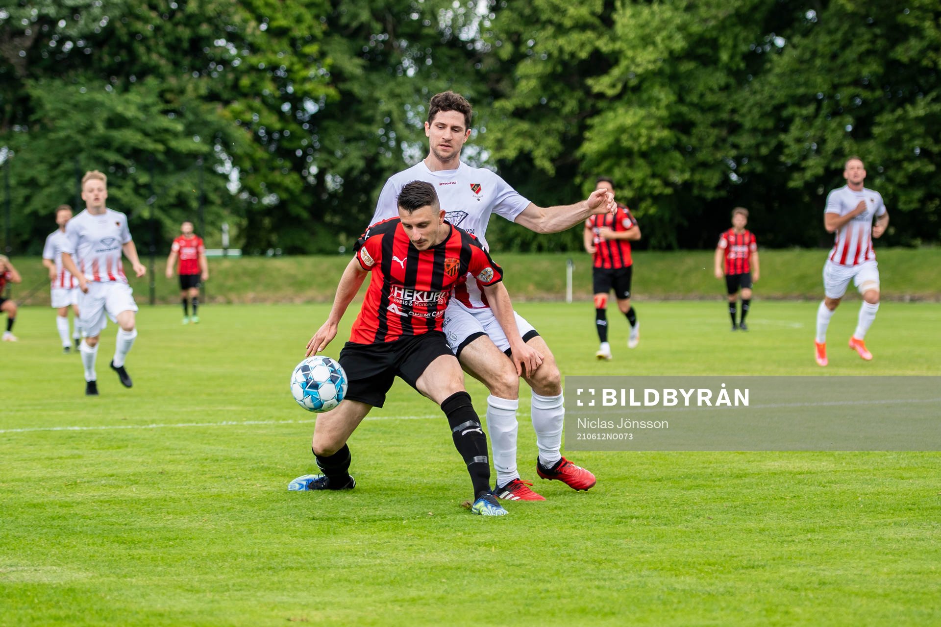 Besas Indrit Shala och Åkarps Robert Medvegy under fotbollsmatchen i Division 3 södra mellan FK Besa och Åkarp den 12 juni 2021 i Landskrona. 