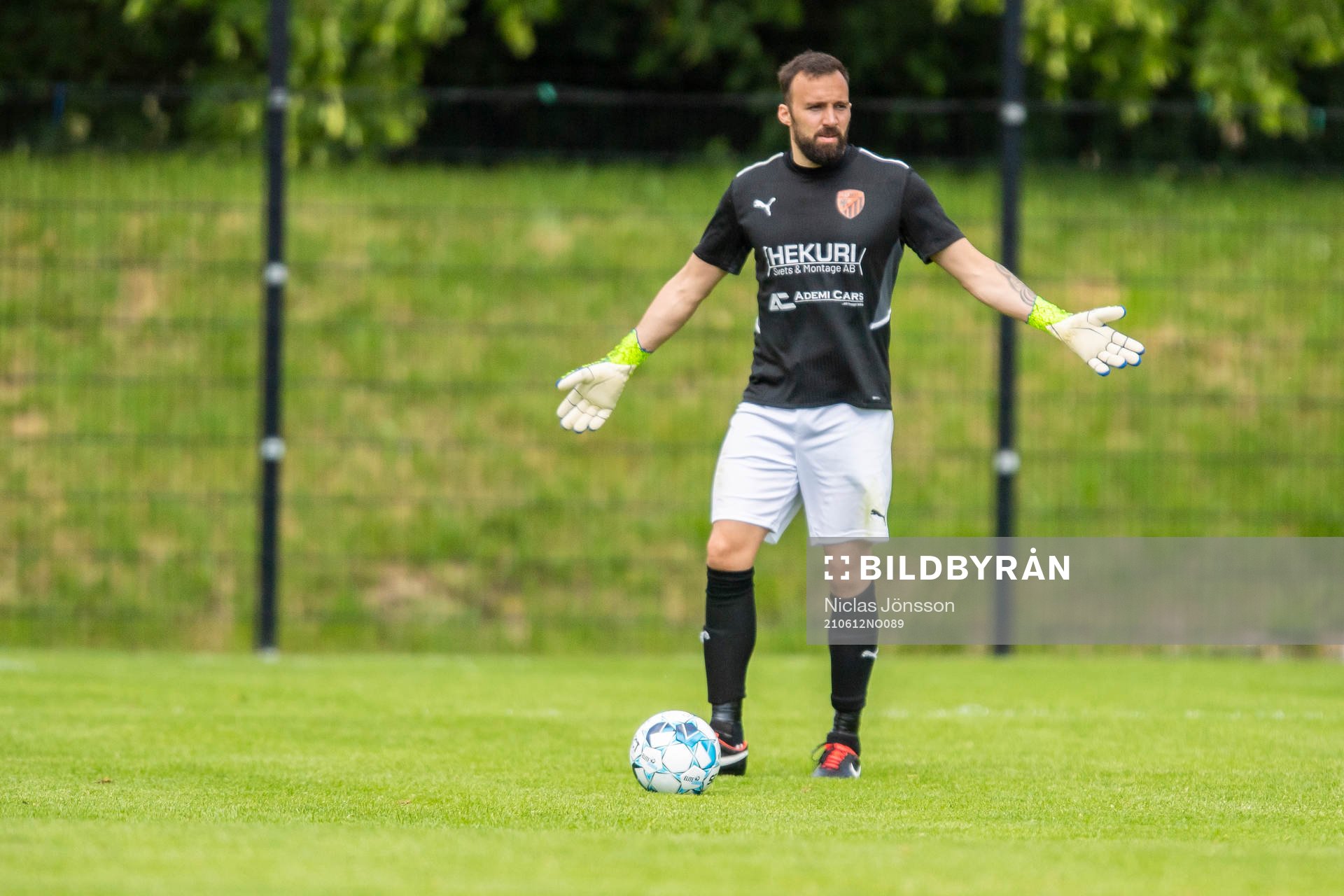 Besas Målvakt Nikola Delibasic under fotbollsmatchen i Division 3 södra mellan FK Besa och Åkarp den 12 juni 2021 i Landskrona. 