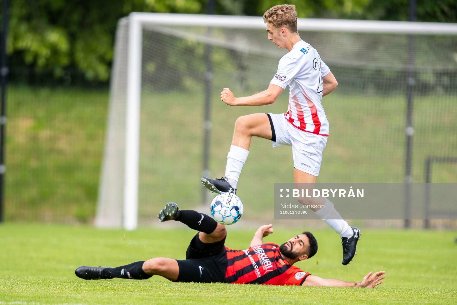 Besas Jones Mahjoub och Åkarps Felix Malmgren under fotbollsmatchen i Division 3 södra mellan FK Besa och Åkarp den 12 juni 2021 i Landskrona.