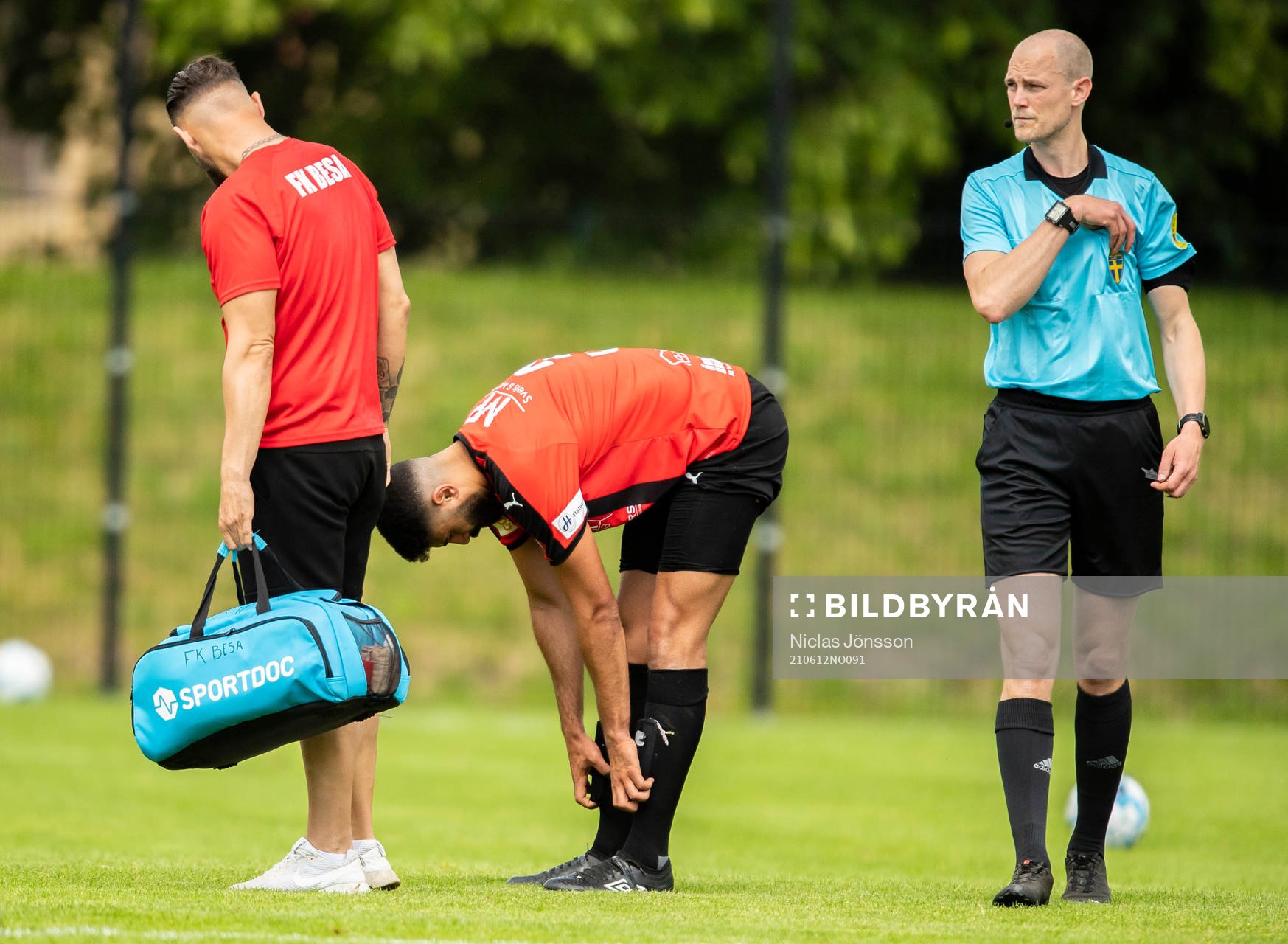 Besas Jones Mahjoub utgår skadad under fotbollsmatchen i Division 3 södra mellan FK Besa och Åkarp den 12 juni 2021 i Landskrona. 