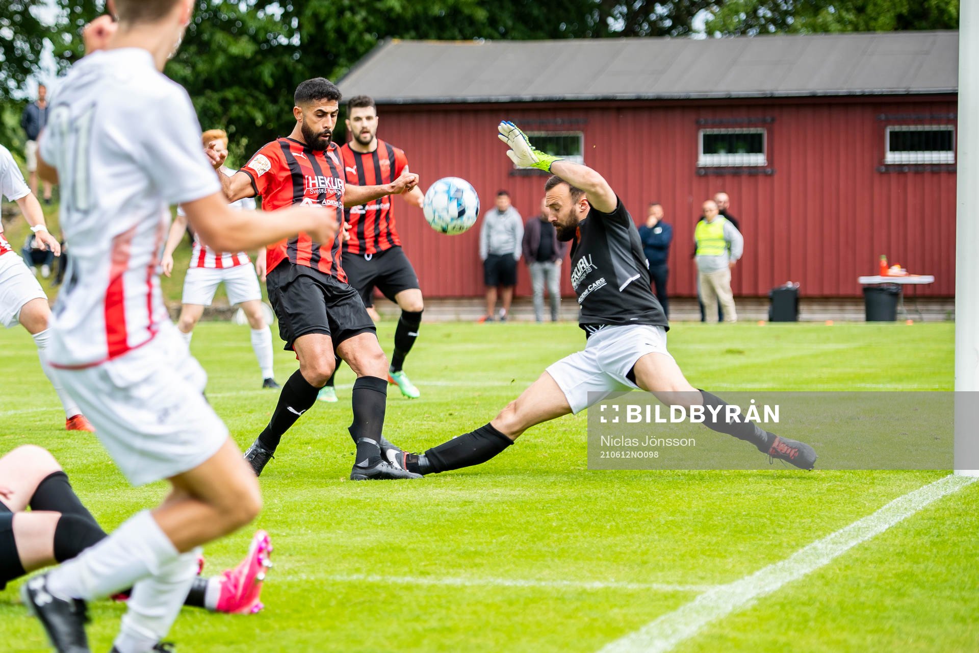 Besas Jones Mahjoub och Målvakt Nikola Delibasic under fotbollsmatchen i Division 3 södra mellan FK Besa och Åkarp den 12 juni 2021 i Landskrona.