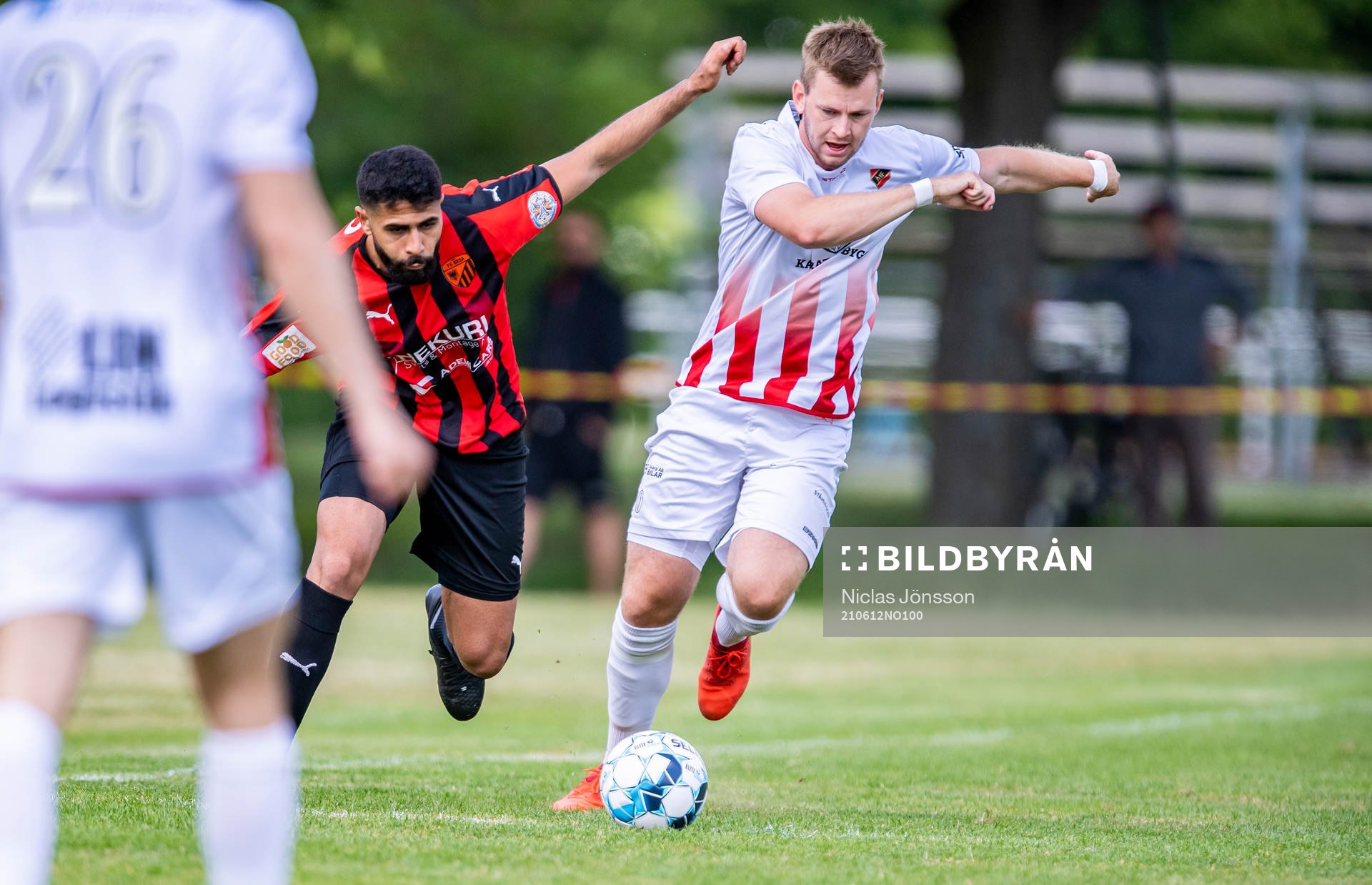 Besas Jones Mahjoub och Åkarps Mattias Jönsson under fotbollsmatchen i Division 3 södra mellan FK Besa och Åkarp den 12 juni 2021 i Landskrona.