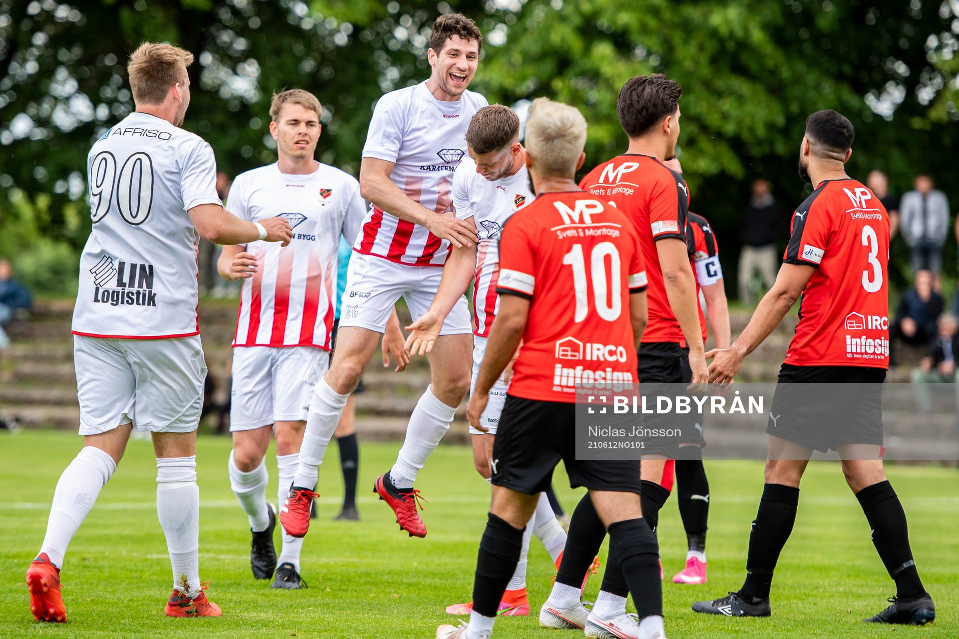 Åkarps Robert Medvegy och Jonathan Roos jublar efter 0-2 under fotbollsmatchen i Division 3 södra mellan FK Besa och Åkarp den 12 juni 2021 i Landskrona. 