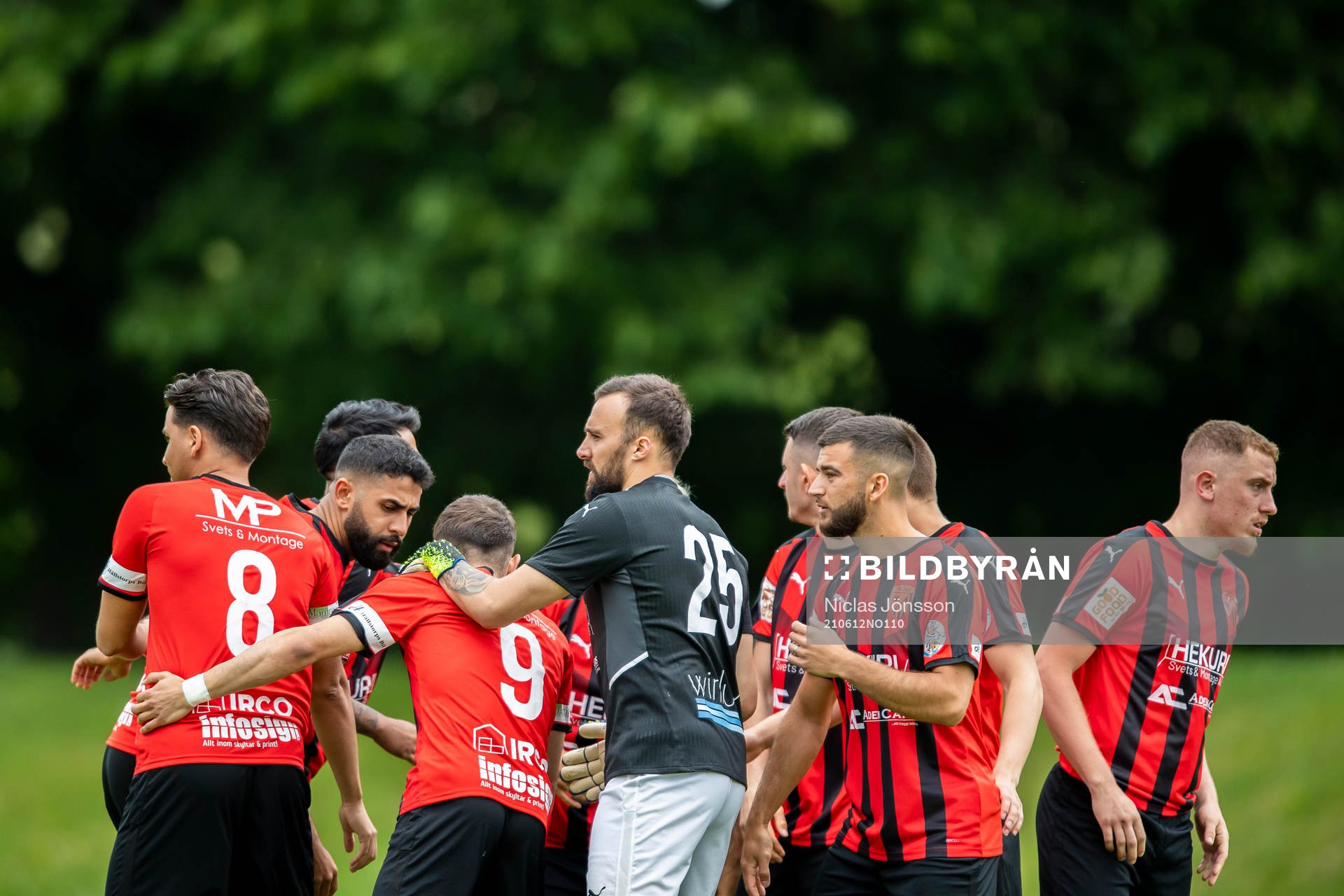 Besa spelarna innan fotbollsmatchen i Division 3 södra