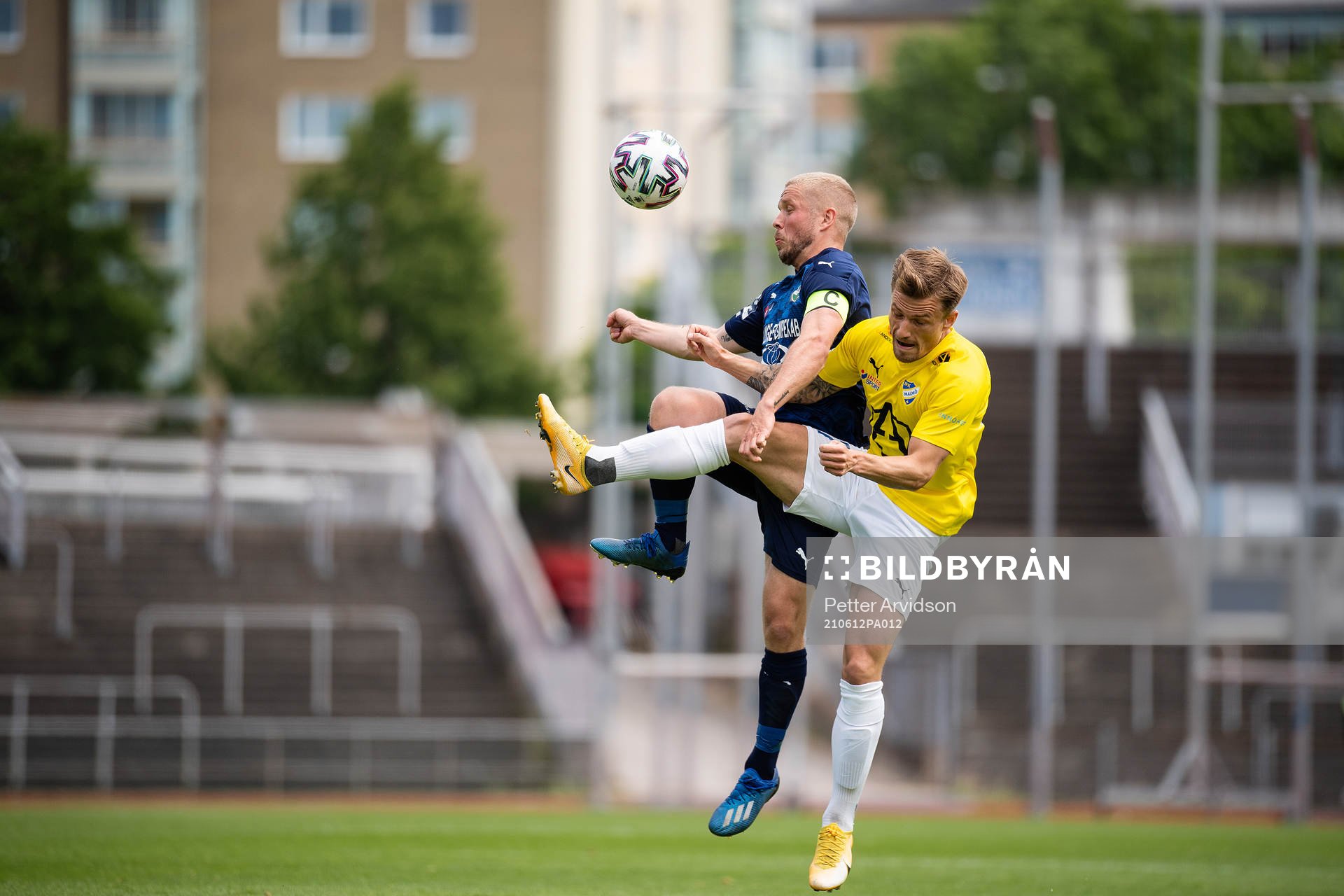 Österlens Adam Barchan och IFK Malmös Jesper Rindmo