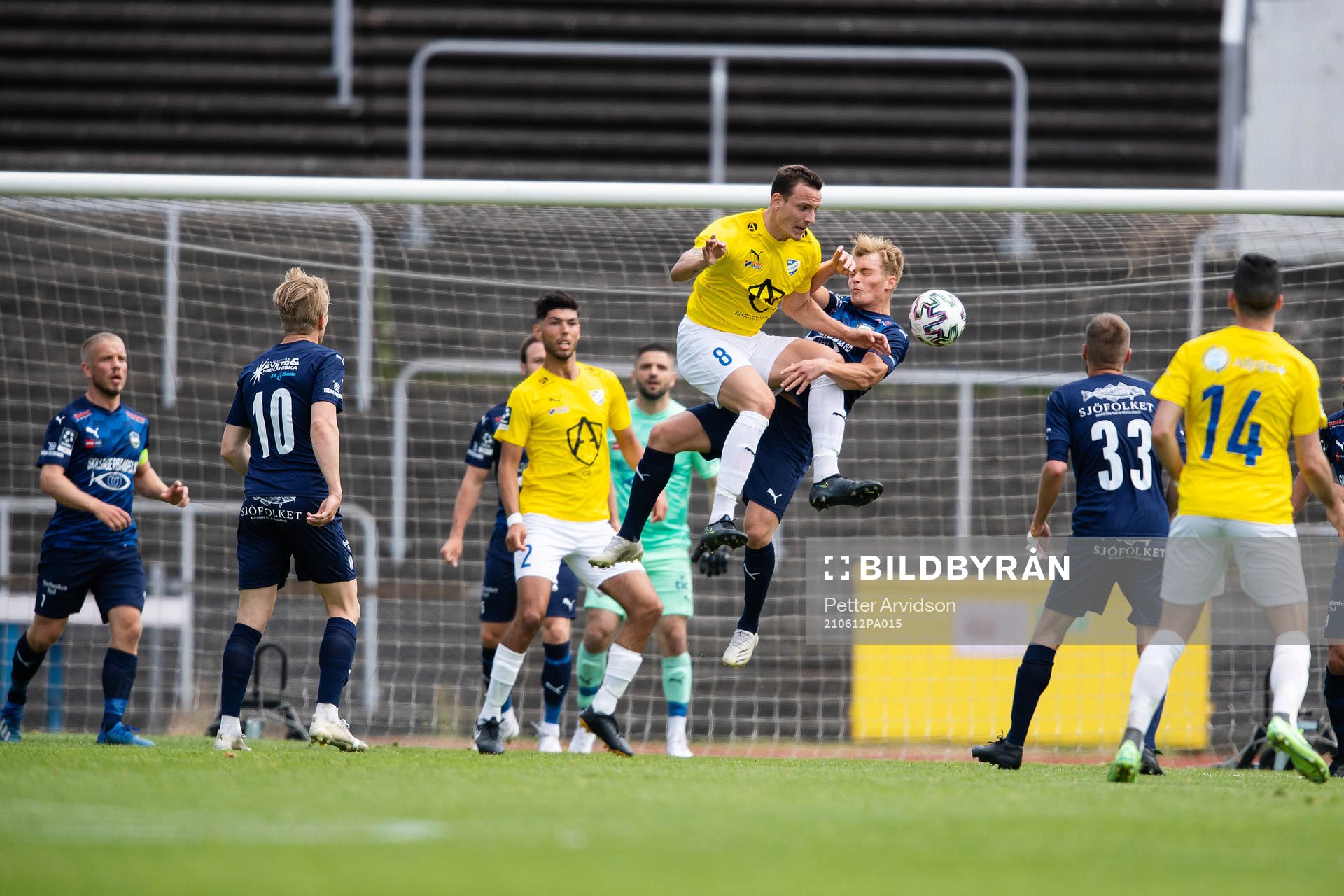 IFK Malmös Viktor Ekblom och Österlens Oskar Blixt under fotbollsmatchen i Division 1 södra mellan IFK Malmö och Österlen den 12 juni 2021 i Malmö.