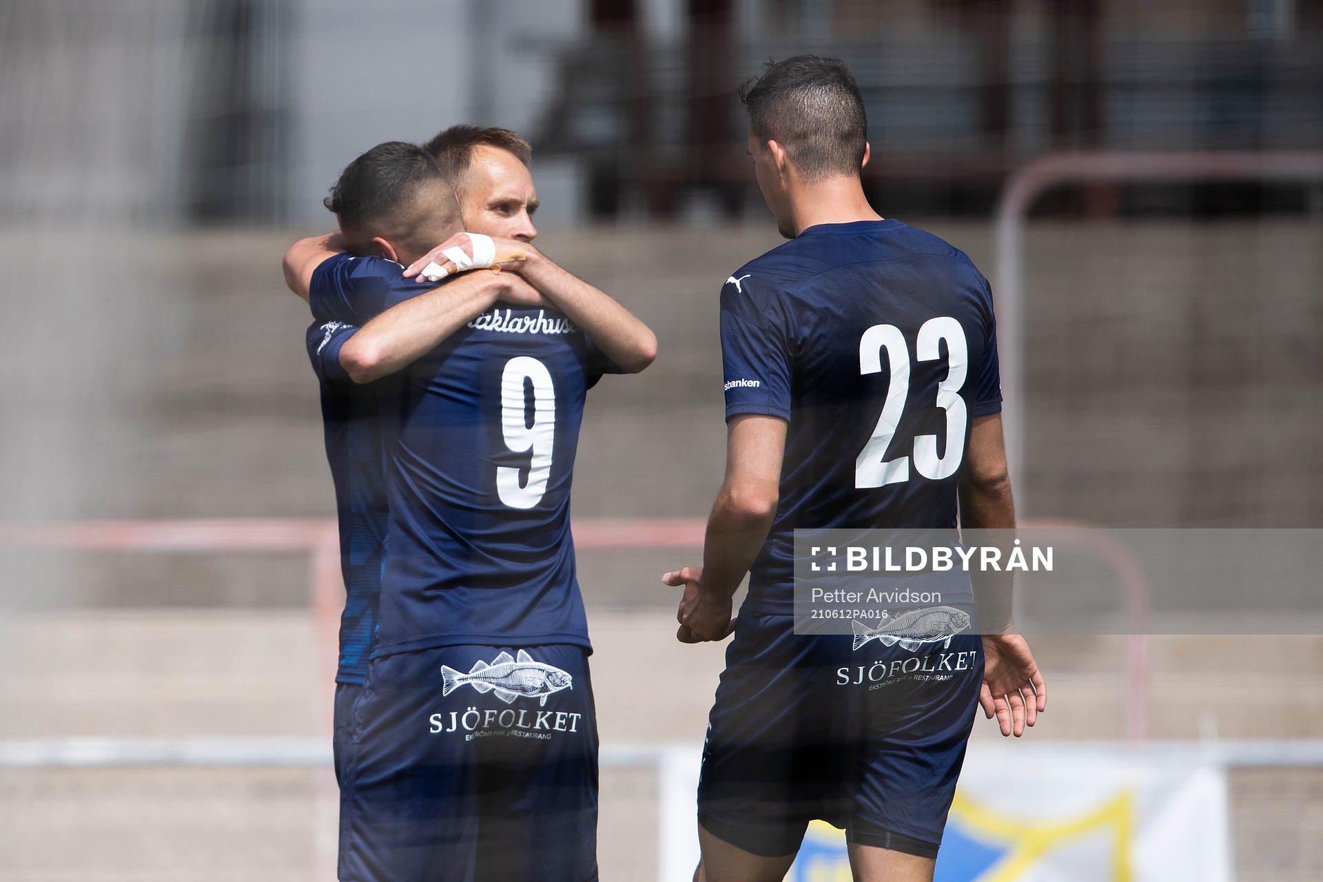 Österlens Zoran Jovanovic, Granit Sherifi och Florent Sopi jublar efter 0-1 under fotbollsmatchen i Division 1 södra mellan IFK Malmö och Österlen den 12 juni 2021 i Malmö.