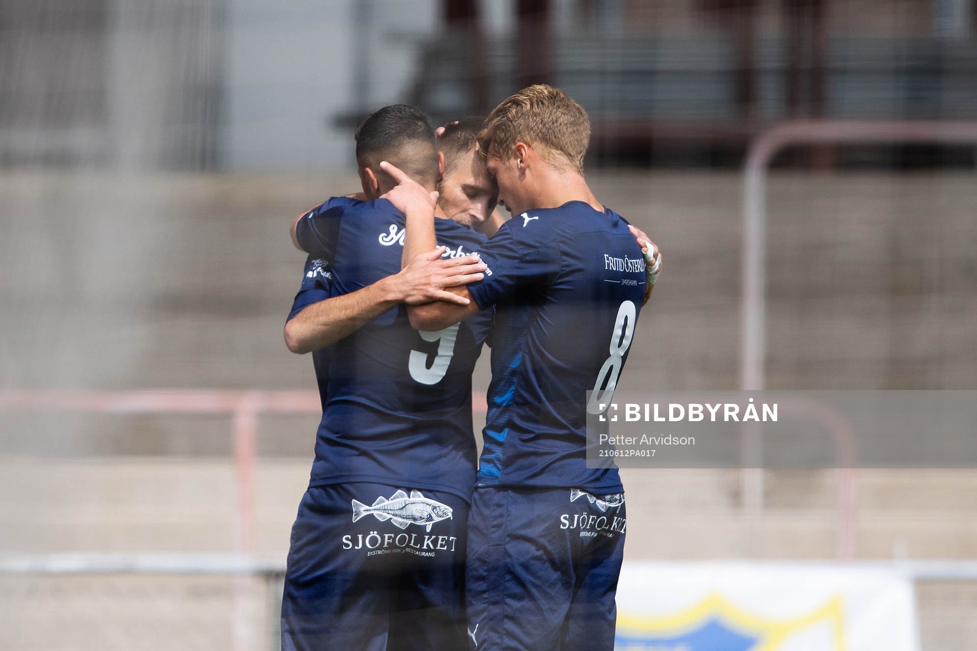 Österlens Zoran Jovanovic jublar med Granit Sherifi och