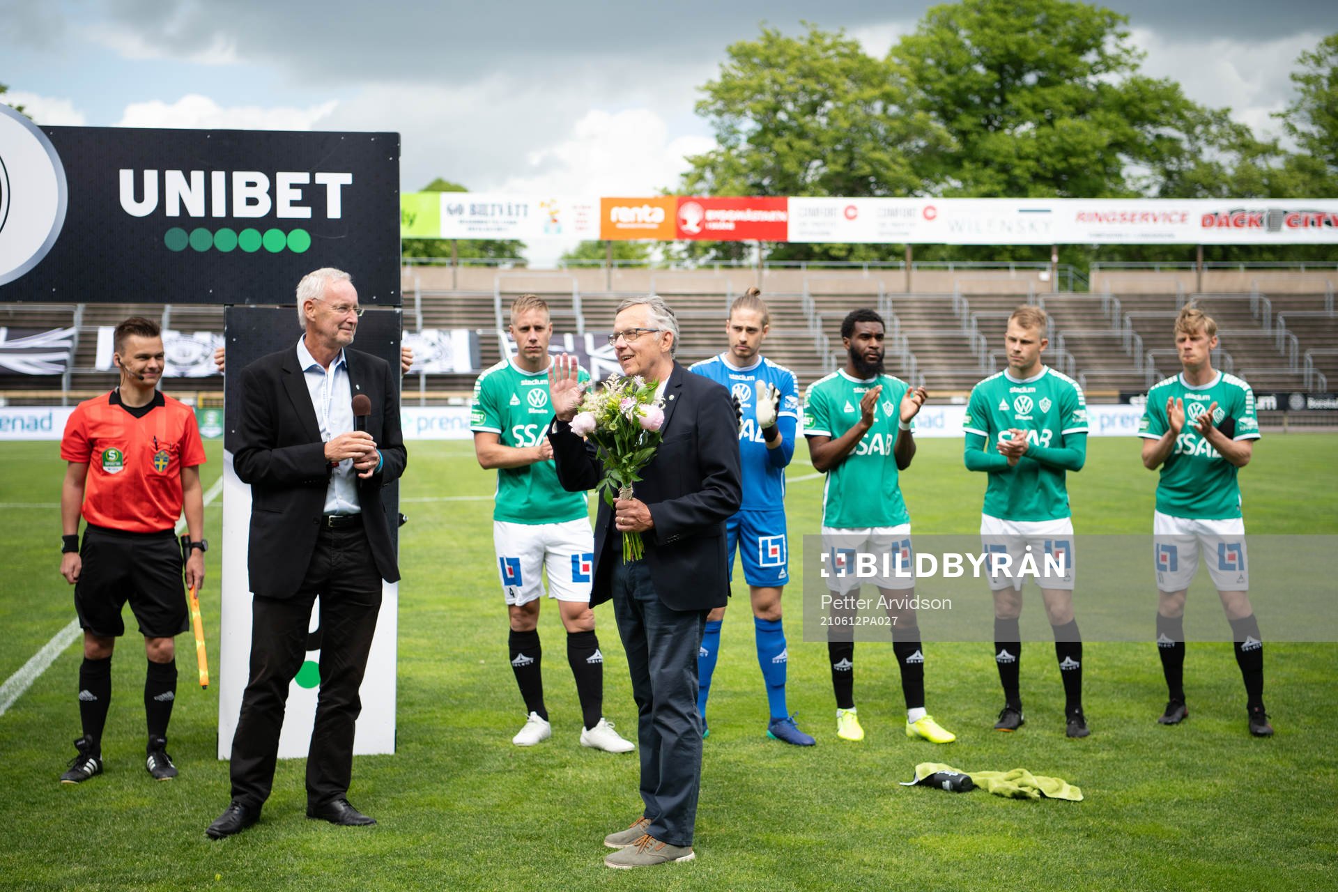 Per Eliasson tackar av Rune Nilsson som gör sin sista